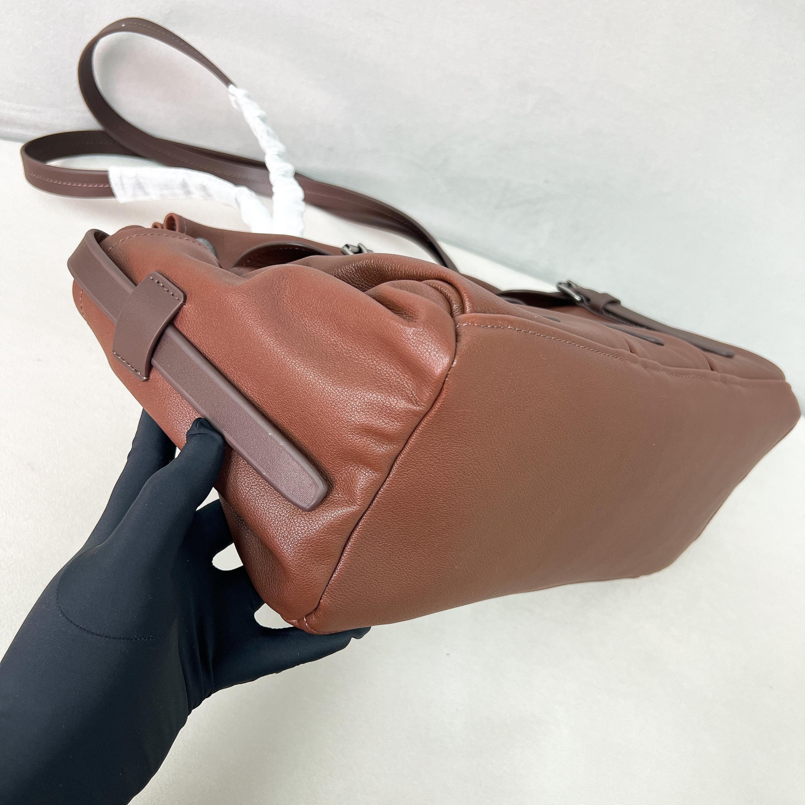 ✨New model debut✨SS26 spring and summer new product Route series retro handbag/tote bag large size 1BG644 The perfect design combines Explore and Bonnei aesthetic elements Create a new modern style that combines retro sophistication and versatility Carefully crafted from imported cowhide Snap closure Heat embossed lettering silver logo Comes with a long wrist strap for carrying over the shoulder Multi-pocket design with vintage metal buckle and strap Extra large canvas interior with two zippered pockets Fashionable feeling directly fills you up The design is casual, simple, refined and practical A retro style bag suitable for daily travel The upper body is really cool and sassy, retro➕fashionable and instant - Image 7