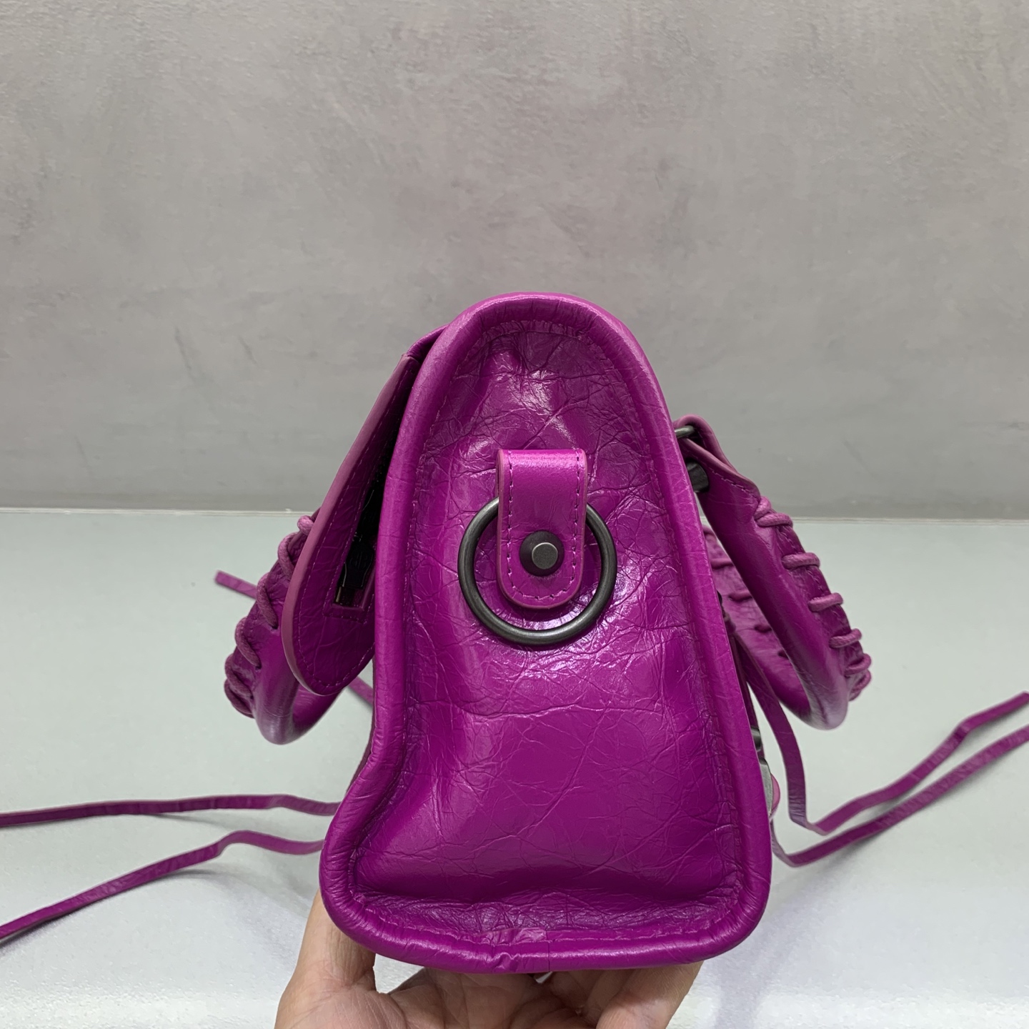 The latest upgraded version⚠️【Cherry Red Bronze Buckle】𝗕𝗔𝗟𝗘𝗡𝗖𝗜𝗔𝗚*𝗟𝗘 𝗖𝗜𝗧𝗬‼ ️mini number‼ ️The most iconic handbag Le City series✴️The motorcycle bag series is back with a strong return, reinterpreting the classics👜The design of the shoulder strap is also more suitable for cross-body wear~Small details changes make the whole body more lightweight🌬️Fashion sense is at your fingertips Style number: 084021980 Size: 23-10-16cm - Image 3