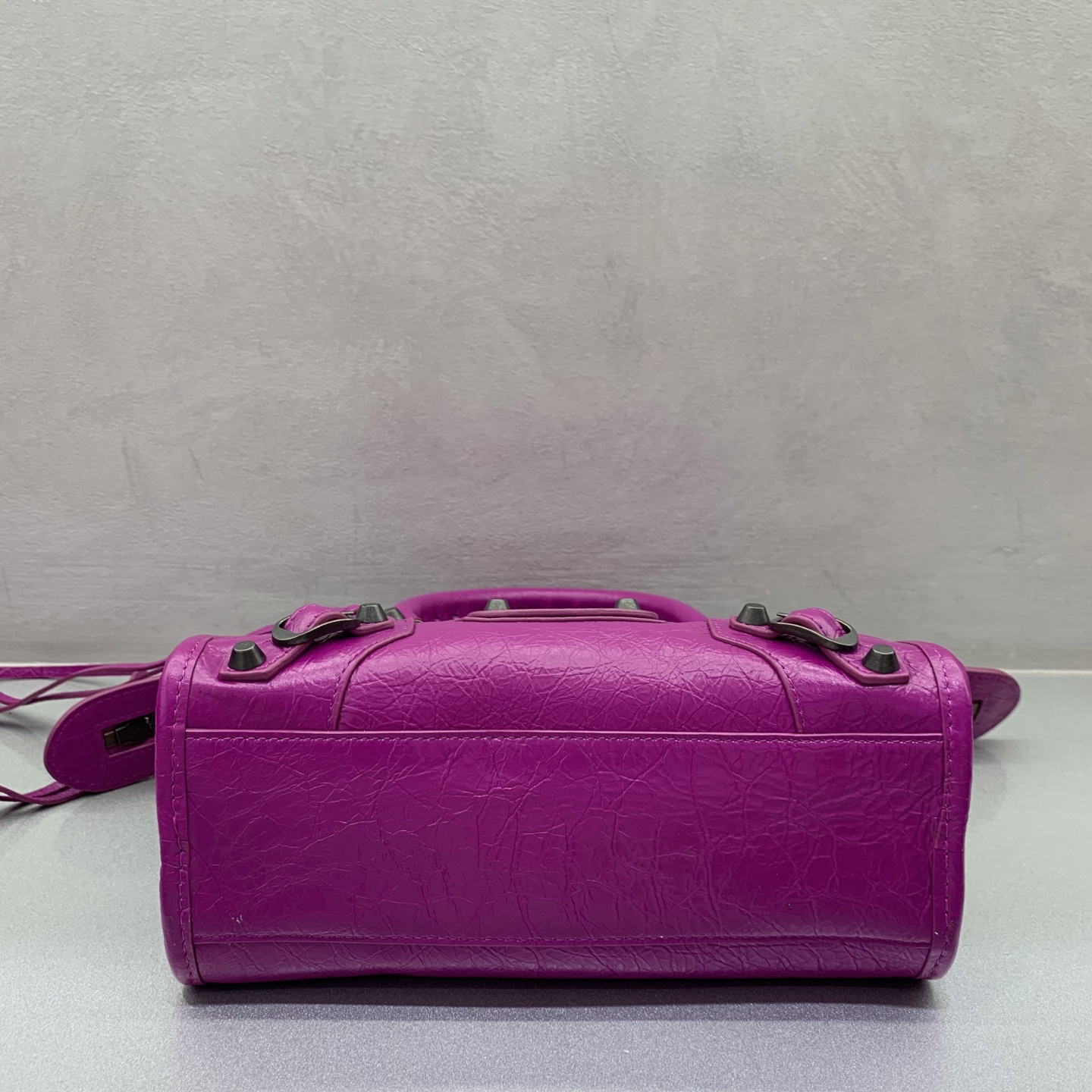 The latest upgraded version⚠️【Cherry Red Bronze Buckle】𝗕𝗔𝗟𝗘𝗡𝗖𝗜𝗔𝗚*𝗟𝗘 𝗖𝗜𝗧𝗬‼ ️mini number‼ ️The most iconic handbag Le City series✴️The motorcycle bag series is back with a strong return, reinterpreting the classics👜The design of the shoulder strap is also more suitable for cross-body wear~Small details changes make the whole body more lightweight🌬️Fashion sense is at your fingertips Style number: 084021980 Size: 23-10-16cm - Image 4