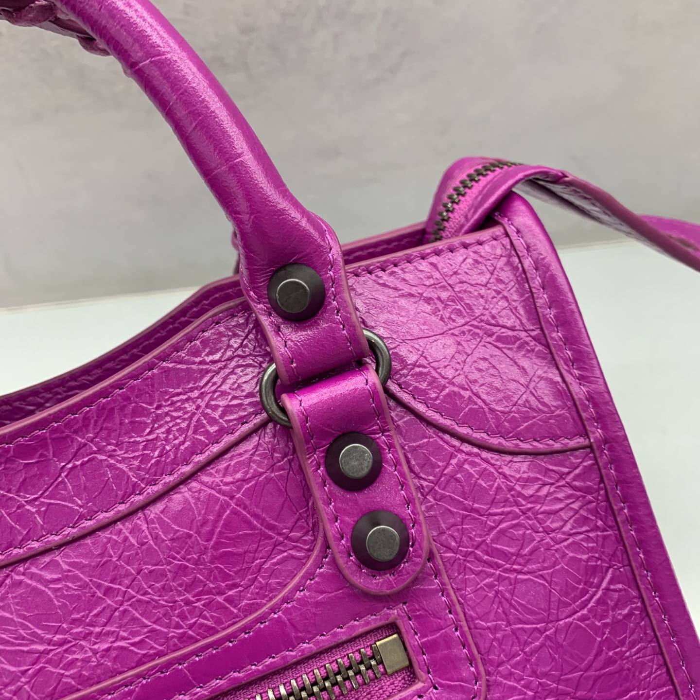 The latest upgraded version⚠️【Cherry Red Bronze Buckle】𝗕𝗔𝗟𝗘𝗡𝗖𝗜𝗔𝗚*𝗟𝗘 𝗖𝗜𝗧𝗬‼ ️mini number‼ ️The most iconic handbag Le City series✴️The motorcycle bag series is back with a strong return, reinterpreting the classics👜The design of the shoulder strap is also more suitable for cross-body wear~Small details changes make the whole body more lightweight🌬️Fashion sense is at your fingertips Style number: 084021980 Size: 23-10-16cm - Image 5