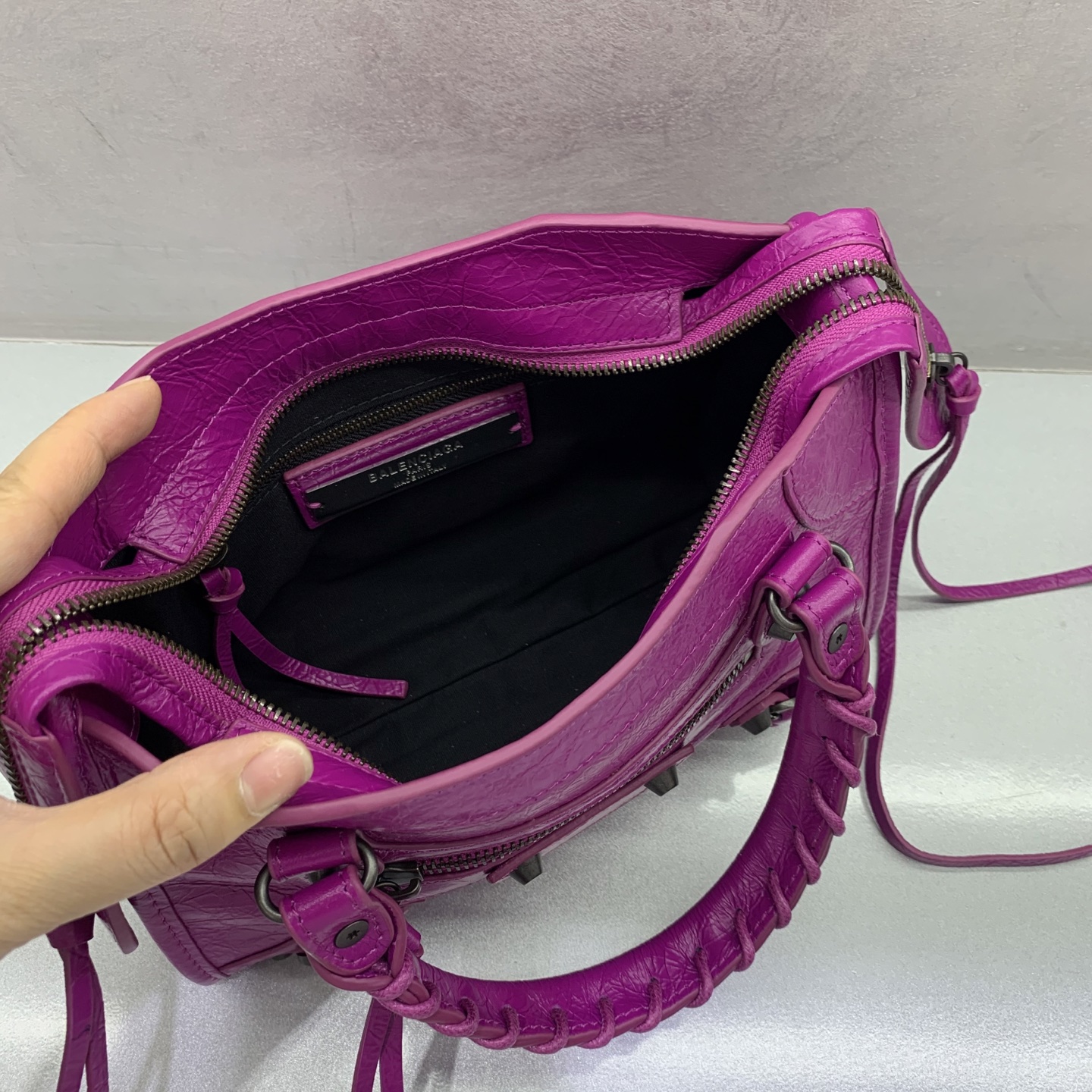 The latest upgraded version⚠️【Cherry Red Bronze Buckle】𝗕𝗔𝗟𝗘𝗡𝗖𝗜𝗔𝗚*𝗟𝗘 𝗖𝗜𝗧𝗬‼ ️mini number‼ ️The most iconic handbag Le City series✴️The motorcycle bag series is back with a strong return, reinterpreting the classics👜The design of the shoulder strap is also more suitable for cross-body wear~Small details changes make the whole body more lightweight🌬️Fashion sense is at your fingertips Style number: 084021980 Size: 23-10-16cm - Image 6