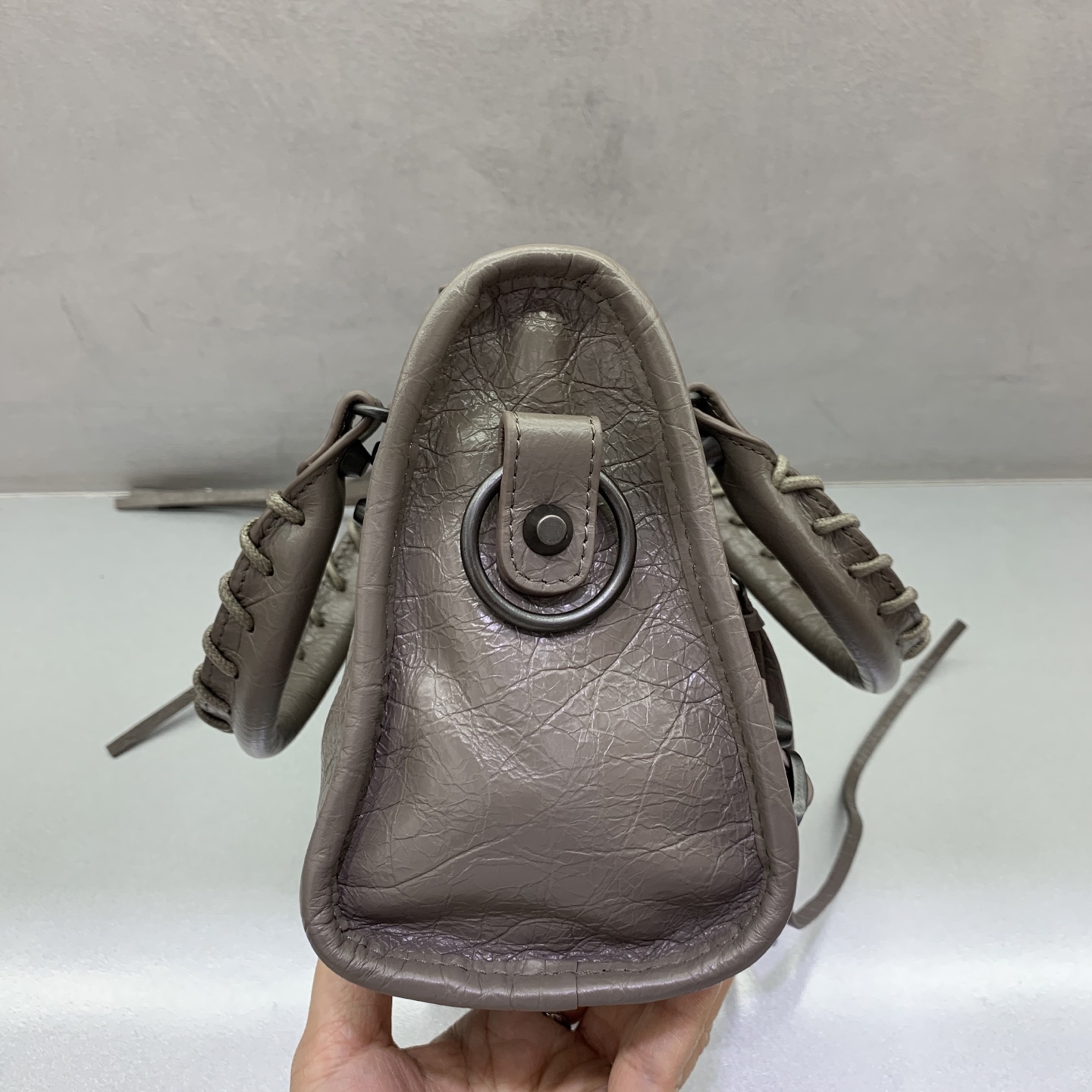 The latest upgraded version⚠️【Khaki Bronze Buckle】𝗕𝗔𝗟𝗘𝗡𝗖𝗜𝗔𝗚*𝗟𝗘 𝗖𝗜𝗧𝗬‼ ️mini number‼ ️The most iconic handbag Le City series✴️The motorcycle bag series is back with a strong return, reinterpreting the classics👜The design of the shoulder strap is also more suitable for cross-body wear~Small details changes make the whole body more lightweight🌬️Fashion sense is at your fingertips Style number: 084021980 Size: 23-10-16cm - Image 3