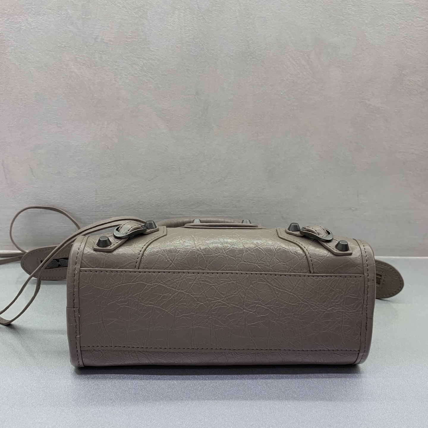 The latest upgraded version⚠️【Khaki Bronze Buckle】𝗕𝗔𝗟𝗘𝗡𝗖𝗜𝗔𝗚*𝗟𝗘 𝗖𝗜𝗧𝗬‼ ️mini number‼ ️The most iconic handbag Le City series✴️The motorcycle bag series is back with a strong return, reinterpreting the classics👜The design of the shoulder strap is also more suitable for cross-body wear~Small details changes make the whole body more lightweight🌬️Fashion sense is at your fingertips Style number: 084021980 Size: 23-10-16cm - Image 4