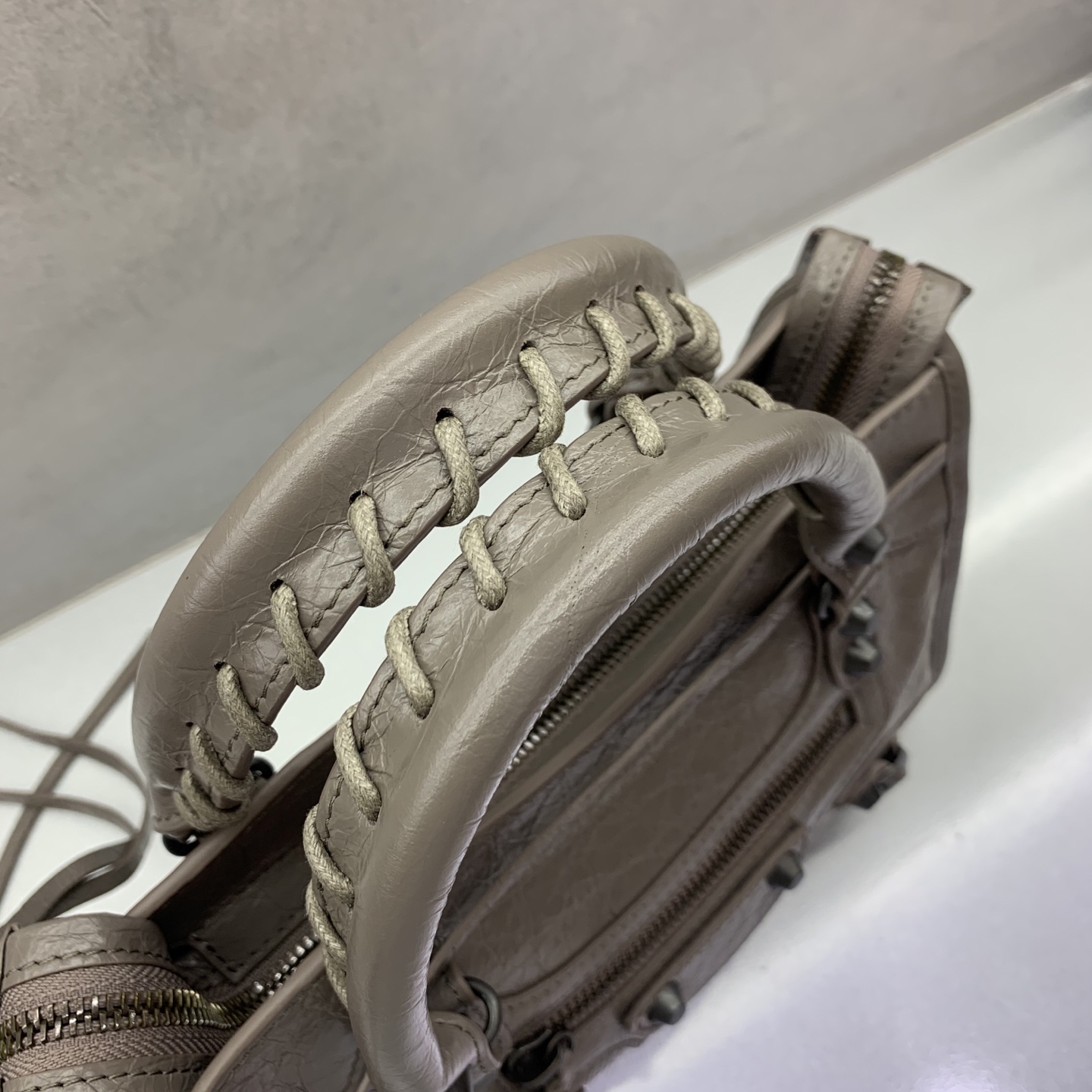 The latest upgraded version⚠️【Khaki Bronze Buckle】𝗕𝗔𝗟𝗘𝗡𝗖𝗜𝗔𝗚*𝗟𝗘 𝗖𝗜𝗧𝗬‼ ️mini number‼ ️The most iconic handbag Le City series✴️The motorcycle bag series is back with a strong return, reinterpreting the classics👜The design of the shoulder strap is also more suitable for cross-body wear~Small details changes make the whole body more lightweight🌬️Fashion sense is at your fingertips Style number: 084021980 Size: 23-10-16cm - Image 6