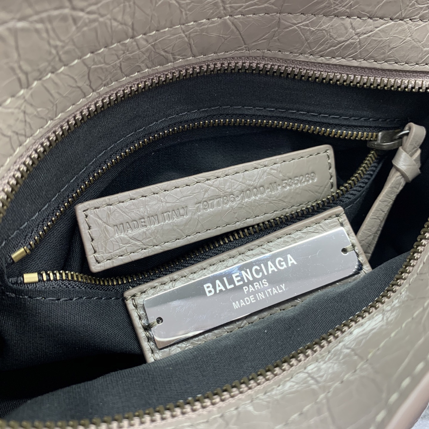 The latest upgraded version⚠️【Khaki Bronze Buckle】𝗕𝗔𝗟𝗘𝗡𝗖𝗜𝗔𝗚*𝗟𝗘 𝗖𝗜𝗧𝗬‼ ️mini number‼ ️The most iconic handbag Le City series✴️The motorcycle bag series is back with a strong return, reinterpreting the classics👜The design of the shoulder strap is also more suitable for cross-body wear~Small details changes make the whole body more lightweight🌬️Fashion sense is at your fingertips Style number: 084021980 Size: 23-10-16cm - Image 8