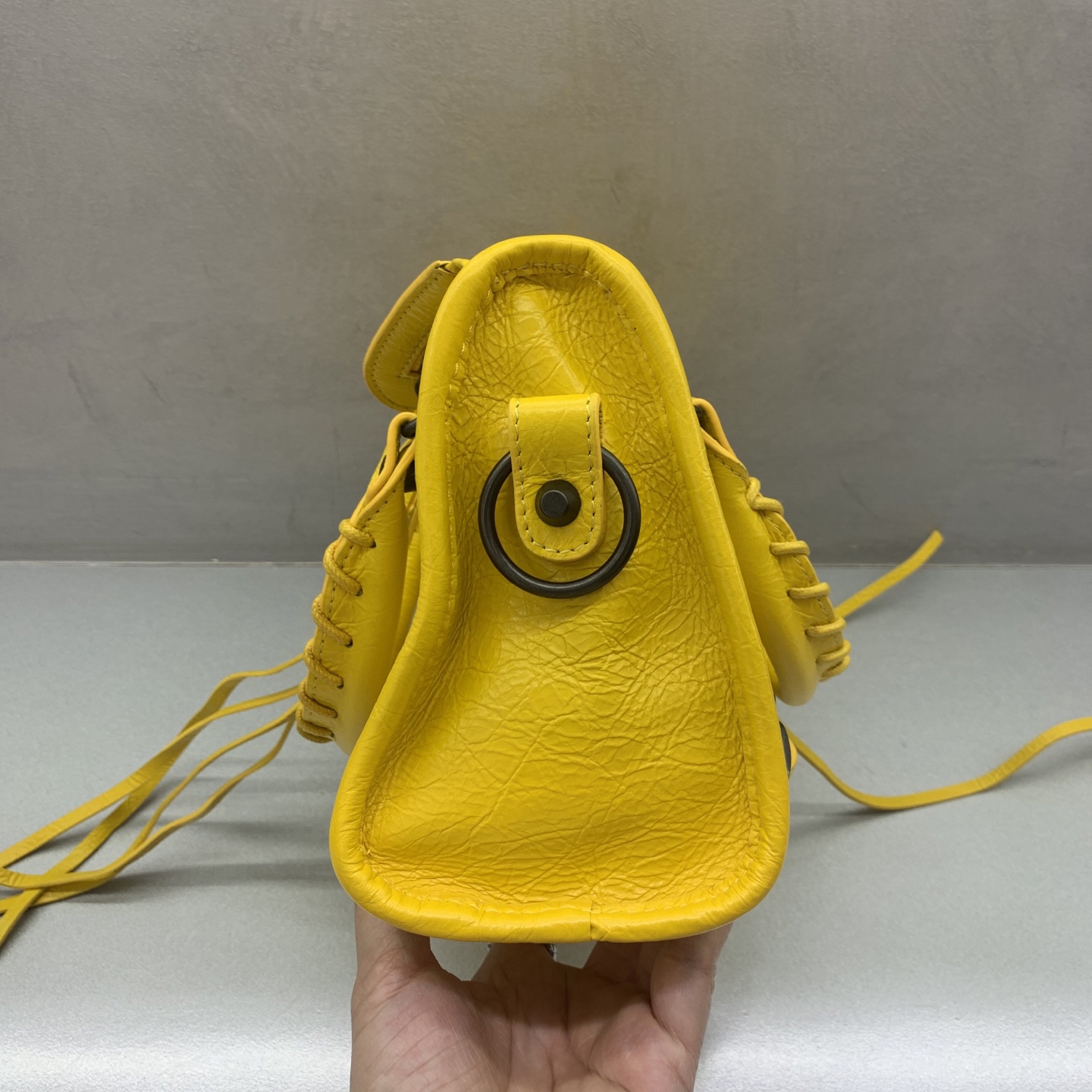 The latest upgraded version⚠️【Lemon Yellow Bronze Buckle】𝗕𝗔𝗟𝗘𝗡𝗖𝗜𝗔𝗚*𝗟𝗘 𝗖𝗜𝗧𝗬‼ ️mini number‼ ️The most iconic handbag Le City series✴️The motorcycle bag series is back with a strong return, reinterpreting the classics👜The design of the shoulder strap is also more suitable for cross-body wear~Small details changes make the whole body more lightweight🌬️Fashion sense is at your fingertips Style number: 084021980 Size: 23-10-16cm - Image 3