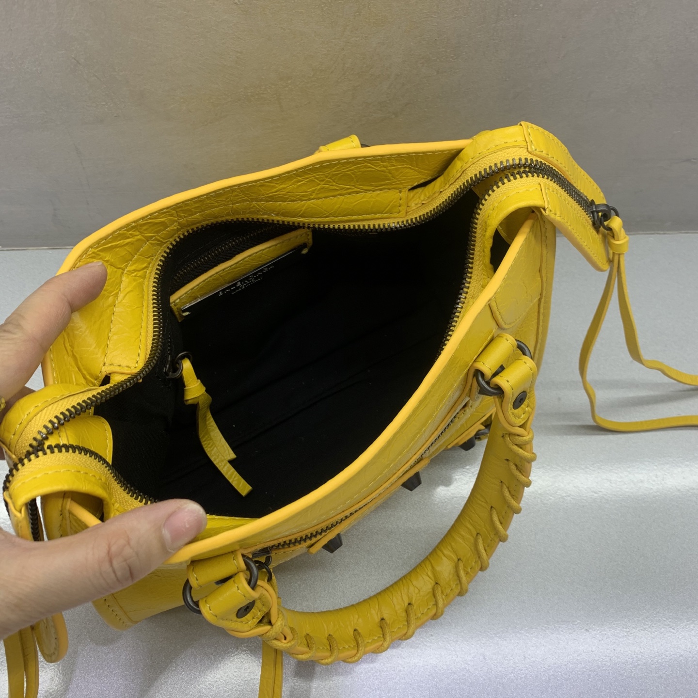 The latest upgraded version⚠️【Lemon Yellow Bronze Buckle】𝗕𝗔𝗟𝗘𝗡𝗖𝗜𝗔𝗚*𝗟𝗘 𝗖𝗜𝗧𝗬‼ ️mini number‼ ️The most iconic handbag Le City series✴️The motorcycle bag series is back with a strong return, reinterpreting the classics👜The design of the shoulder strap is also more suitable for cross-body wear~Small details changes make the whole body more lightweight🌬️Fashion sense is at your fingertips Style number: 084021980 Size: 23-10-16cm - Image 6