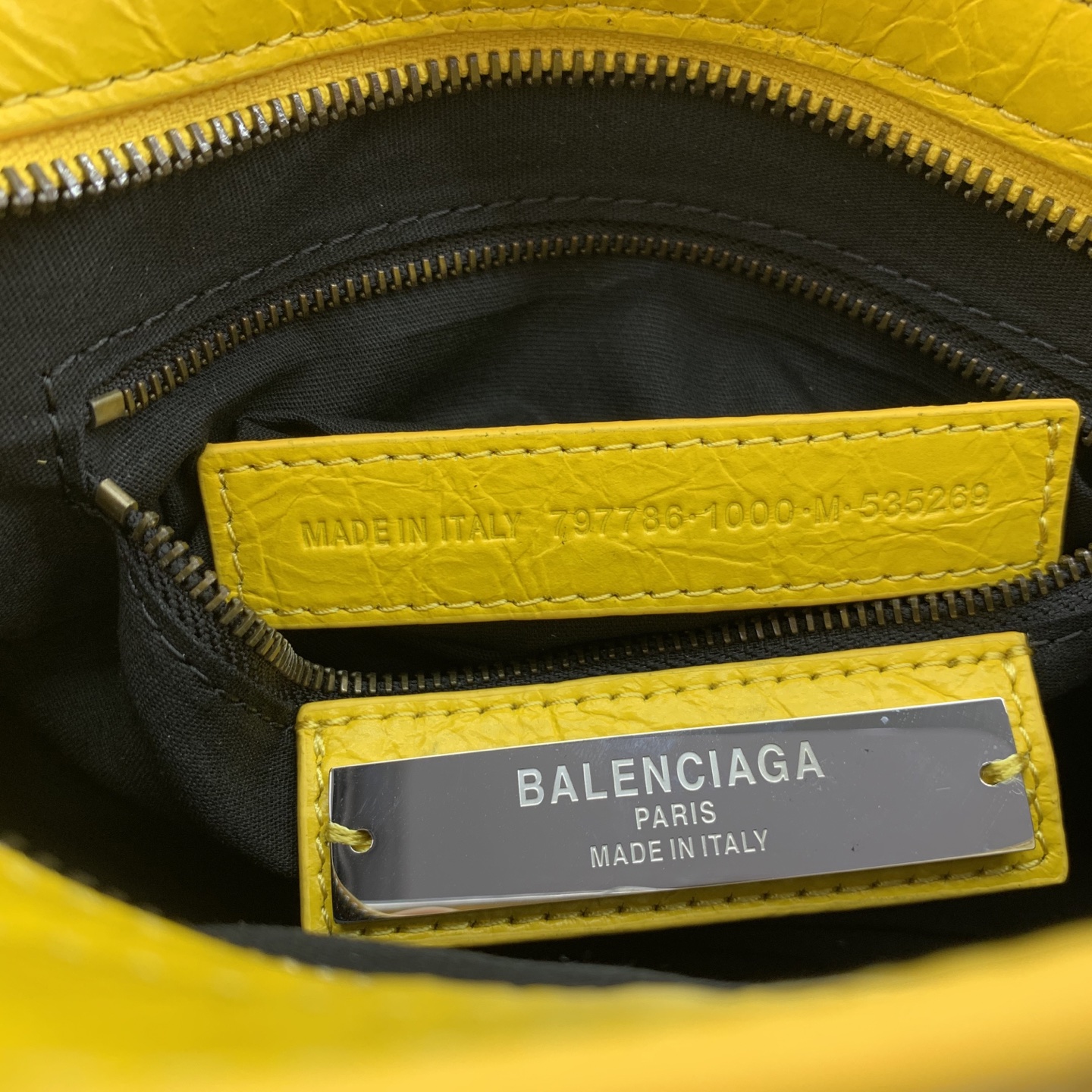 The latest upgraded version⚠️【Lemon Yellow Bronze Buckle】𝗕𝗔𝗟𝗘𝗡𝗖𝗜𝗔𝗚*𝗟𝗘 𝗖𝗜𝗧𝗬‼ ️mini number‼ ️The most iconic handbag Le City series✴️The motorcycle bag series is back with a strong return, reinterpreting the classics👜The design of the shoulder strap is also more suitable for cross-body wear~Small details changes make the whole body more lightweight🌬️Fashion sense is at your fingertips Style number: 084021980 Size: 23-10-16cm - Image 7