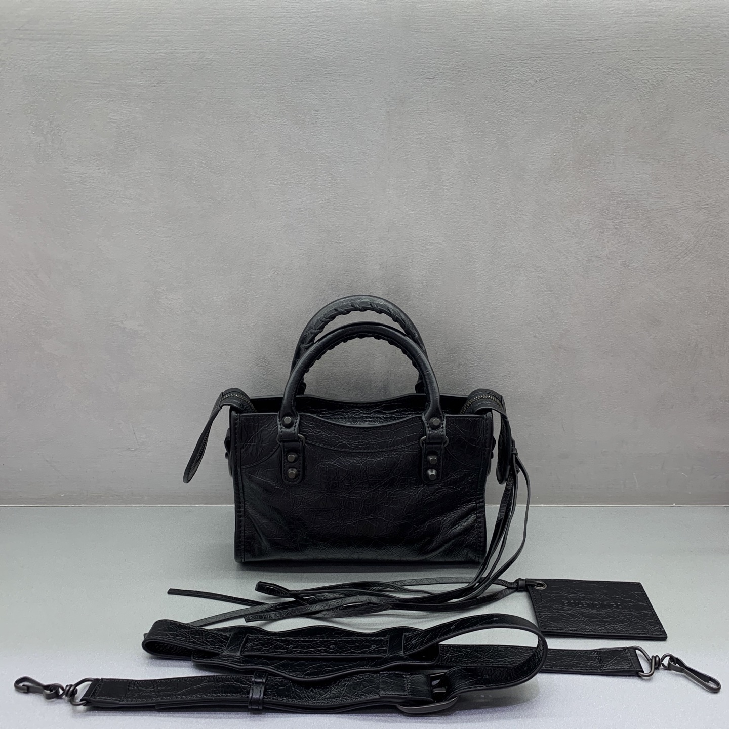 The latest upgraded version⚠️【Black Bronze Buckle】𝗕𝗔𝗟𝗘𝗡𝗖𝗜𝗔𝗚*𝗟𝗘 𝗖𝗜𝗧𝗬‼ ️mini number‼ ️The most iconic handbag Le City series✴️The motorcycle bag series is back with a strong return, reinterpreting the classics👜The design of the shoulder strap is also more suitable for cross-body wear~Small details changes make the whole body more lightweight🌬️Fashion sense is at your fingertips Style number: 084021980 Size: 23-10-16cm - Image 2