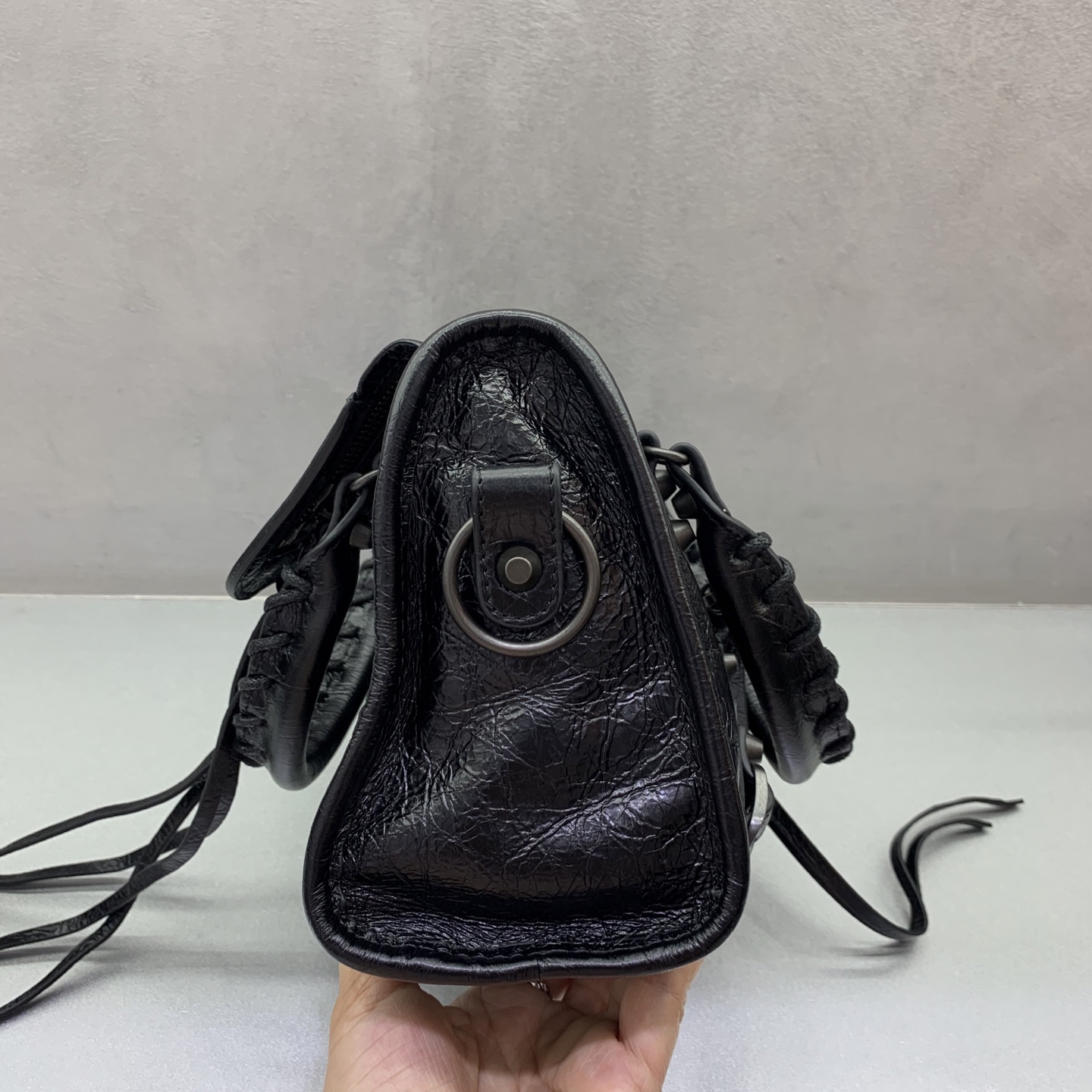 The latest upgraded version⚠️【Black Bronze Buckle】𝗕𝗔𝗟𝗘𝗡𝗖𝗜𝗔𝗚*𝗟𝗘 𝗖𝗜𝗧𝗬‼ ️mini number‼ ️The most iconic handbag Le City series✴️The motorcycle bag series is back with a strong return, reinterpreting the classics👜The design of the shoulder strap is also more suitable for cross-body wear~Small details changes make the whole body more lightweight🌬️Fashion sense is at your fingertips Style number: 084021980 Size: 23-10-16cm - Image 3
