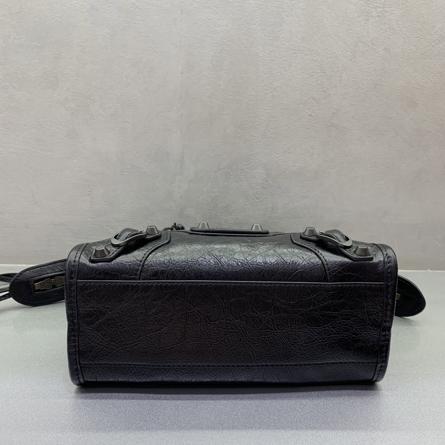 The latest upgraded version⚠️【Black Bronze Buckle】𝗕𝗔𝗟𝗘𝗡𝗖𝗜𝗔𝗚*𝗟𝗘 𝗖𝗜𝗧𝗬‼ ️mini number‼ ️The most iconic handbag Le City series✴️The motorcycle bag series is back with a strong return, reinterpreting the classics👜The design of the shoulder strap is also more suitable for cross-body wear~Small details changes make the whole body more lightweight🌬️Fashion sense is at your fingertips Style number: 084021980 Size: 23-10-16cm - Image 4