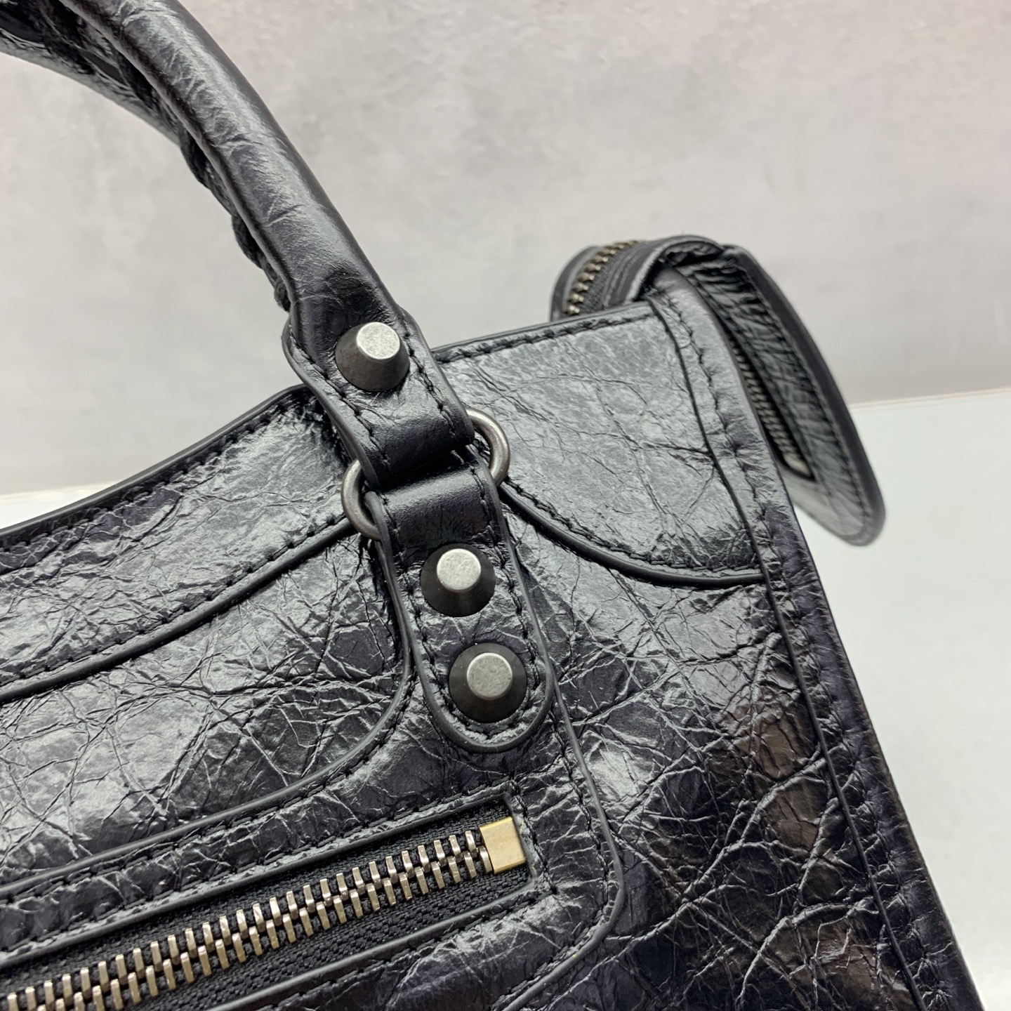 The latest upgraded version⚠️【Black Bronze Buckle】𝗕𝗔𝗟𝗘𝗡𝗖𝗜𝗔𝗚*𝗟𝗘 𝗖𝗜𝗧𝗬‼ ️mini number‼ ️The most iconic handbag Le City series✴️The motorcycle bag series is back with a strong return, reinterpreting the classics👜The design of the shoulder strap is also more suitable for cross-body wear~Small details changes make the whole body more lightweight🌬️Fashion sense is at your fingertips Style number: 084021980 Size: 23-10-16cm - Image 5