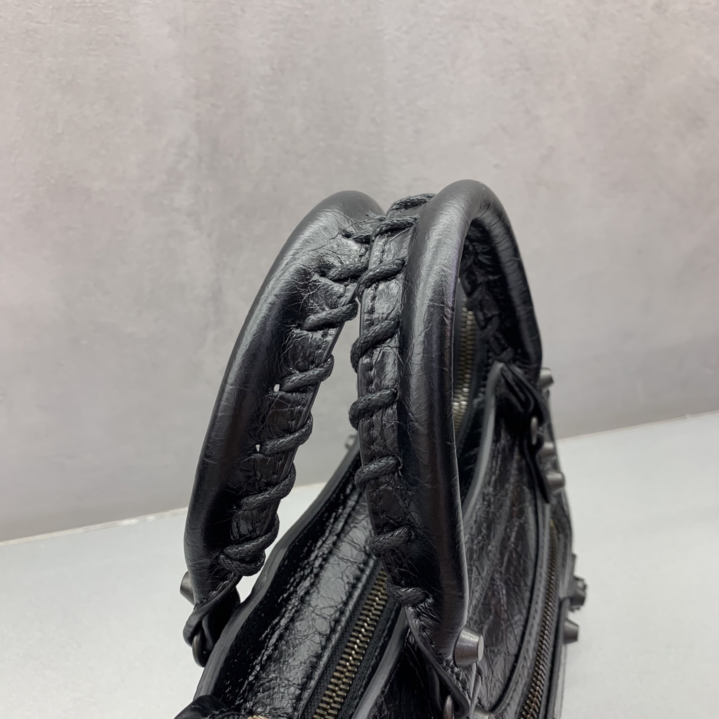 The latest upgraded version⚠️【Black Bronze Buckle】𝗕𝗔𝗟𝗘𝗡𝗖𝗜𝗔𝗚*𝗟𝗘 𝗖𝗜𝗧𝗬‼ ️mini number‼ ️The most iconic handbag Le City series✴️The motorcycle bag series is back with a strong return, reinterpreting the classics👜The design of the shoulder strap is also more suitable for cross-body wear~Small details changes make the whole body more lightweight🌬️Fashion sense is at your fingertips Style number: 084021980 Size: 23-10-16cm - Image 6