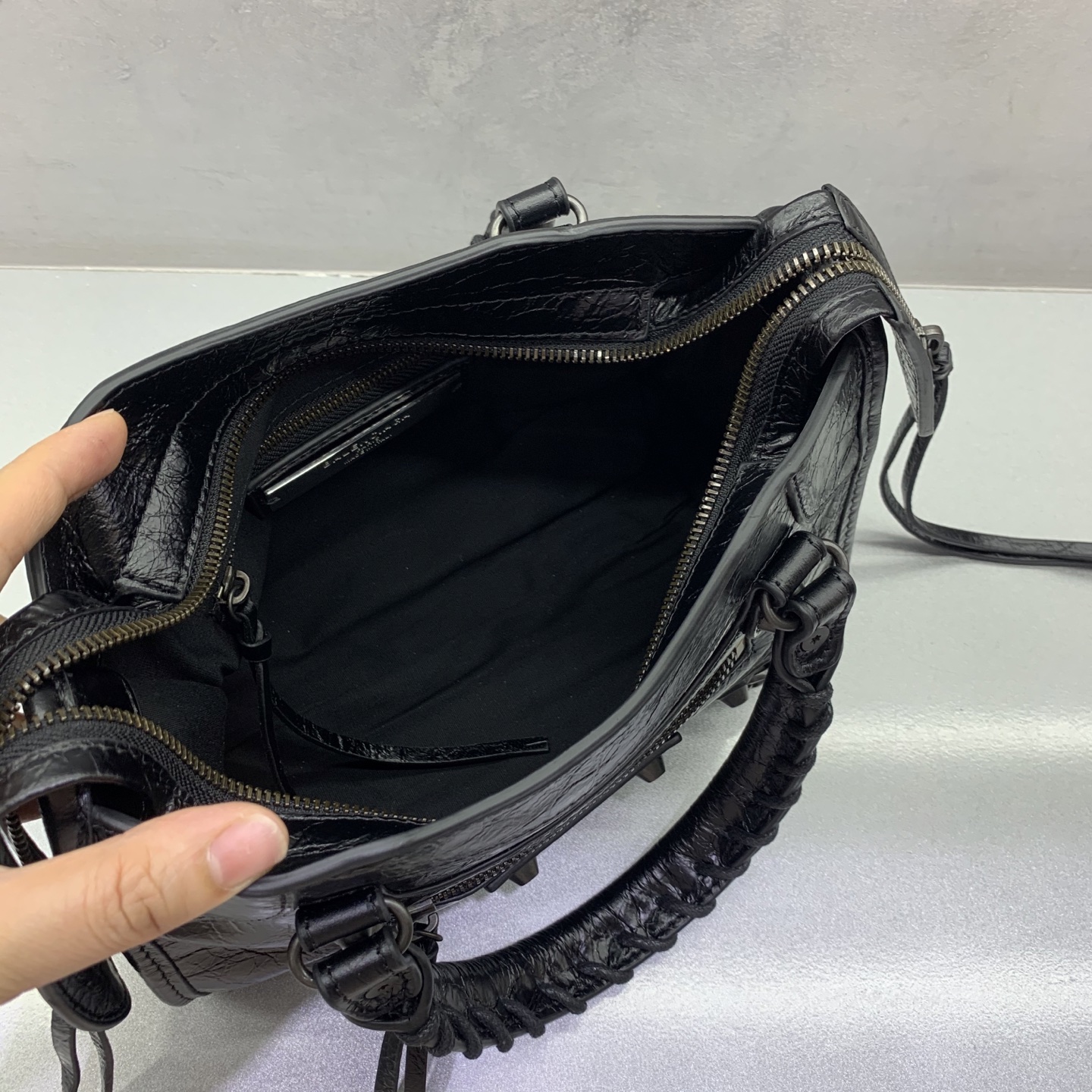 The latest upgraded version⚠️【Black Bronze Buckle】𝗕𝗔𝗟𝗘𝗡𝗖𝗜𝗔𝗚*𝗟𝗘 𝗖𝗜𝗧𝗬‼ ️mini number‼ ️The most iconic handbag Le City series✴️The motorcycle bag series is back with a strong return, reinterpreting the classics👜The design of the shoulder strap is also more suitable for cross-body wear~Small details changes make the whole body more lightweight🌬️Fashion sense is at your fingertips Style number: 084021980 Size: 23-10-16cm - Image 7