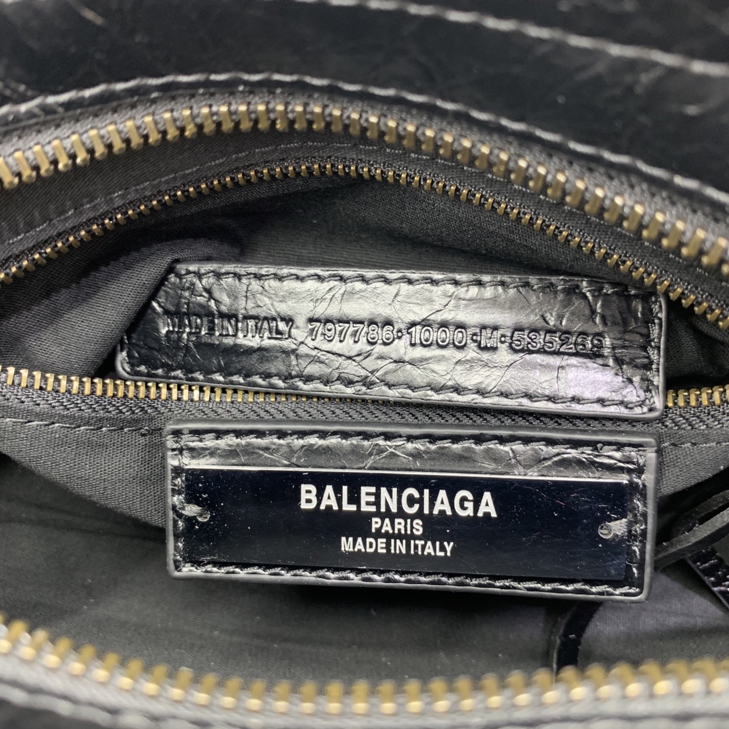 The latest upgraded version⚠️【Black Bronze Buckle】𝗕𝗔𝗟𝗘𝗡𝗖𝗜𝗔𝗚*𝗟𝗘 𝗖𝗜𝗧𝗬‼ ️mini number‼ ️The most iconic handbag Le City series✴️The motorcycle bag series is back with a strong return, reinterpreting the classics👜The design of the shoulder strap is also more suitable for cross-body wear~Small details changes make the whole body more lightweight🌬️Fashion sense is at your fingertips Style number: 084021980 Size: 23-10-16cm - Image 8