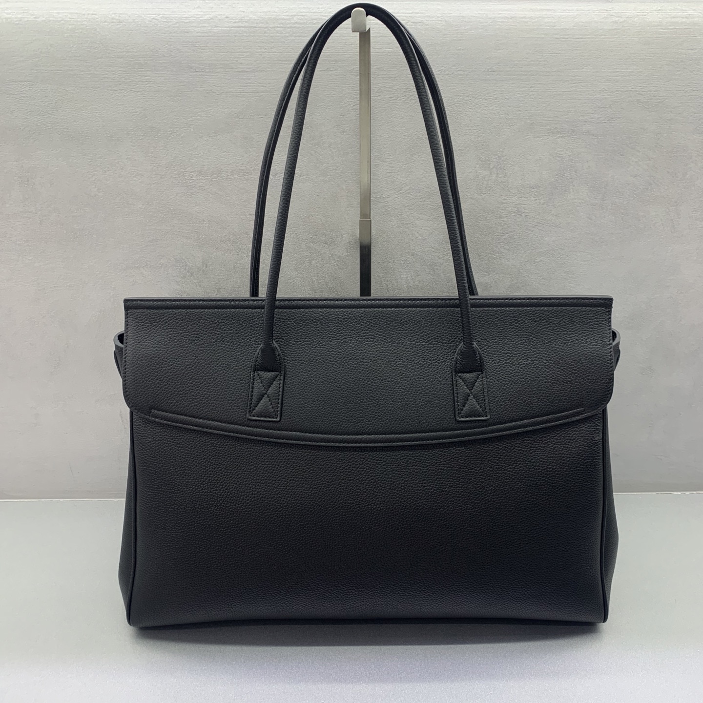γblackγ πππ₯ππ§ππ’ππ Ι Carrie Carry All Gloves Parisian's new Carry All handbag is simply synonymous with low-key luxury, and it has a Birkin feel when it appears on the scene - Image 3