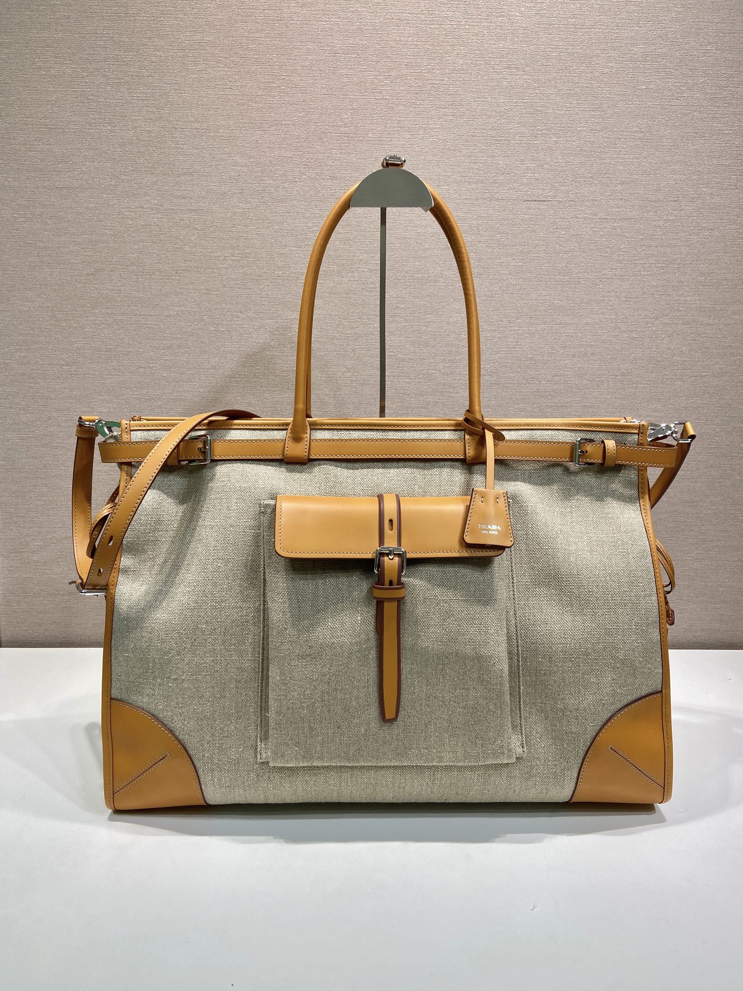 🎉Bonnie Linen🎉2VG128🎉🎉 In this new version, the Bonnie bag uses a clever combination of imported linen and leather