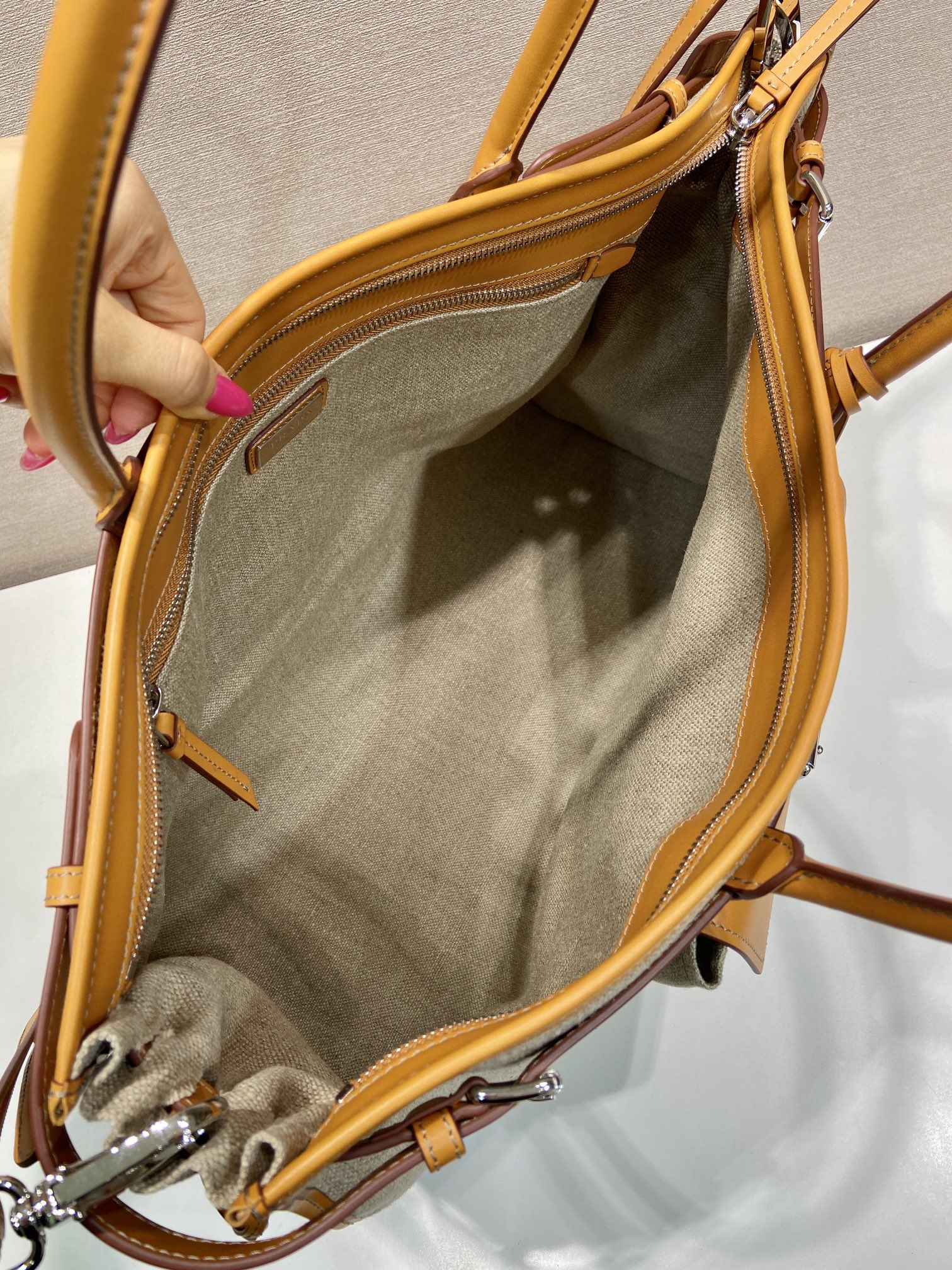 🎉Bonnie Linen🎉2VG128🎉🎉 In this new version, the Bonnie bag uses a clever combination of imported linen and leather - Image 8