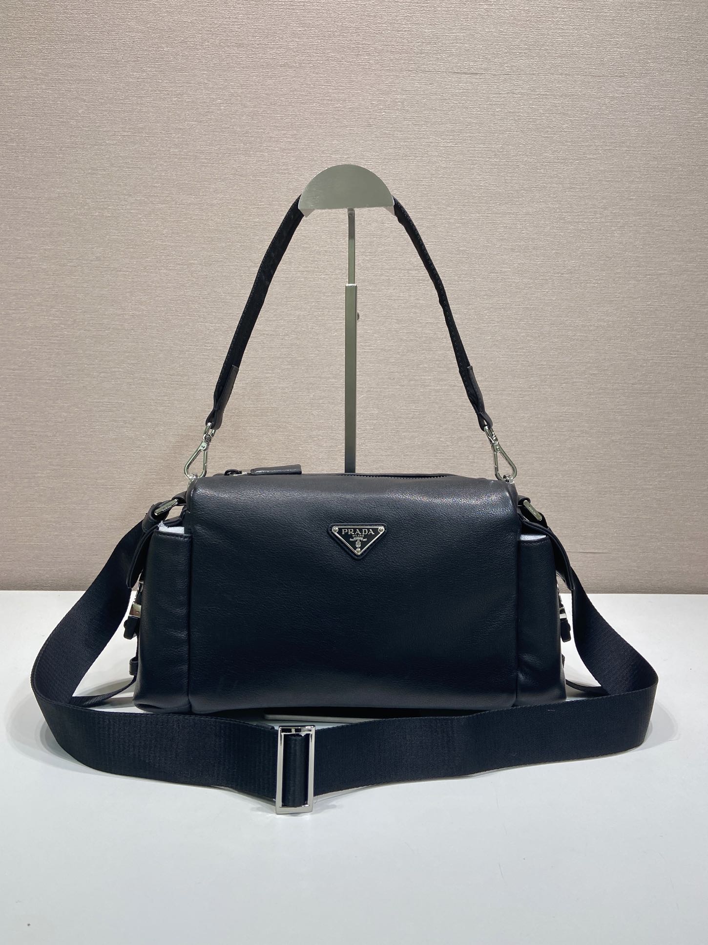 🎉New product discovery bag🎉2VH206 calfskin🎉👌 The Explore bag is the perfect blend of sophistication and functionality, embodying sporty and contemporary style