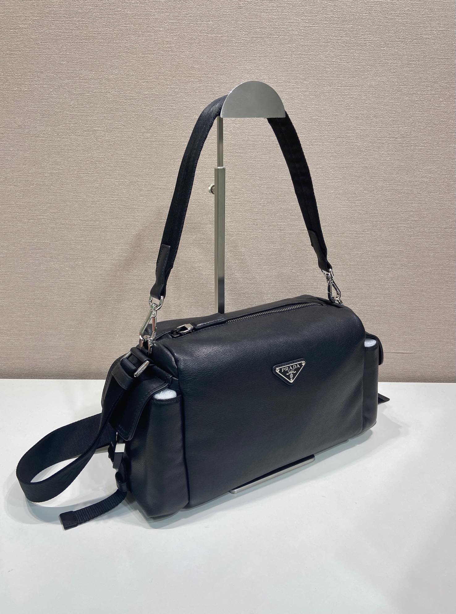 🎉New product discovery bag🎉2VH206 calfskin🎉👌 The Explore bag is the perfect blend of sophistication and functionality, embodying sporty and contemporary style - Image 2
