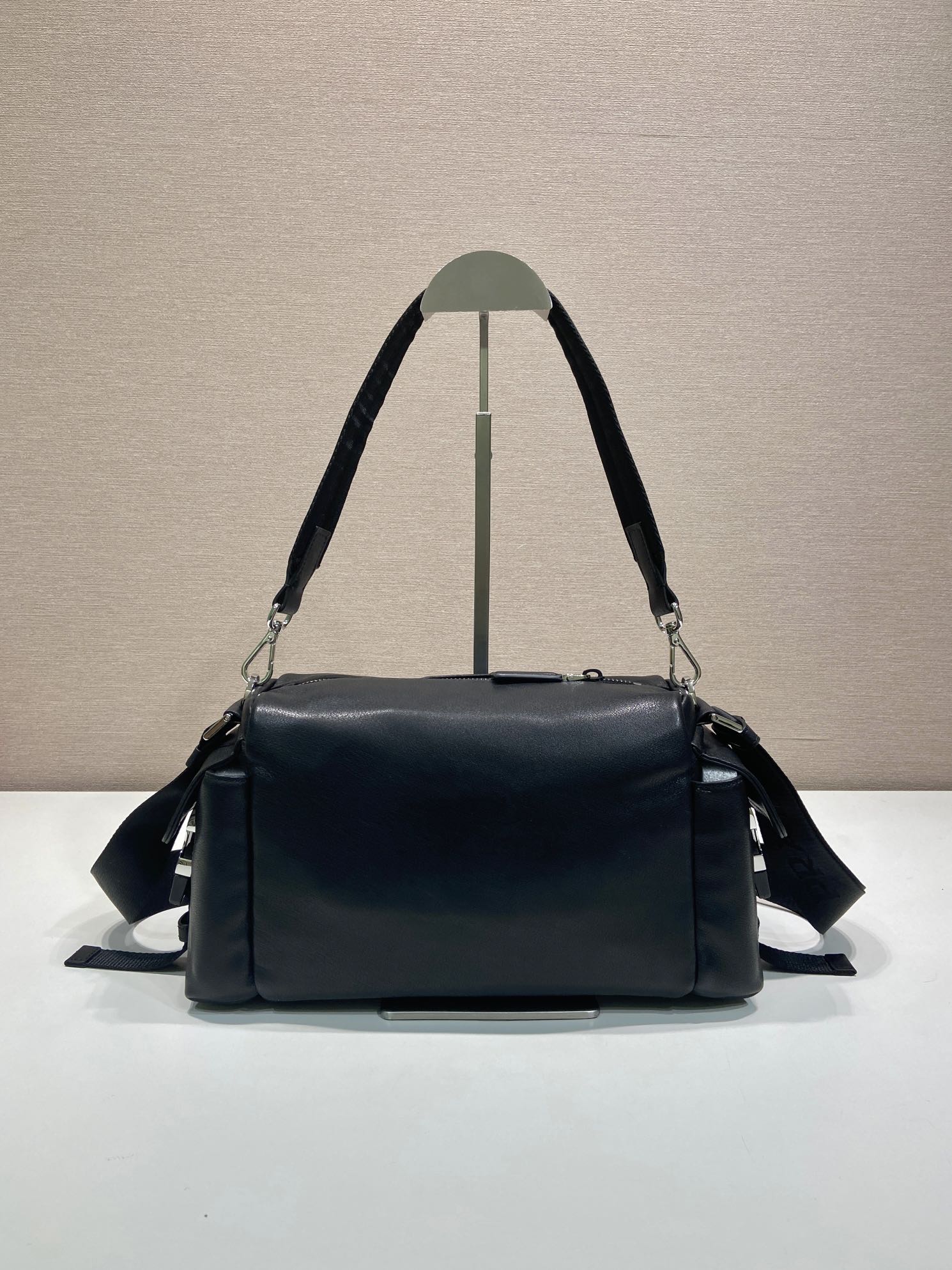 🎉New product discovery bag🎉2VH206 calfskin🎉👌 The Explore bag is the perfect blend of sophistication and functionality, embodying sporty and contemporary style - Image 4