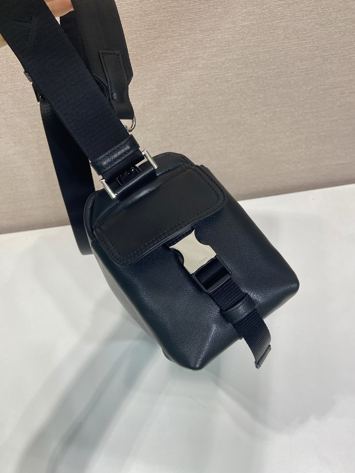 🎉New product discovery bag🎉2VH206 calfskin🎉👌 The Explore bag is the perfect blend of sophistication and functionality, embodying sporty and contemporary style - Image 6