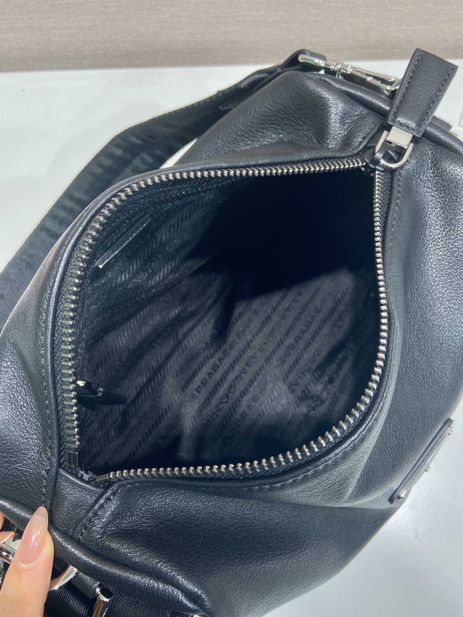 🎉New product discovery bag🎉2VH206 calfskin🎉👌 The Explore bag is the perfect blend of sophistication and functionality, embodying sporty and contemporary style - Image 8