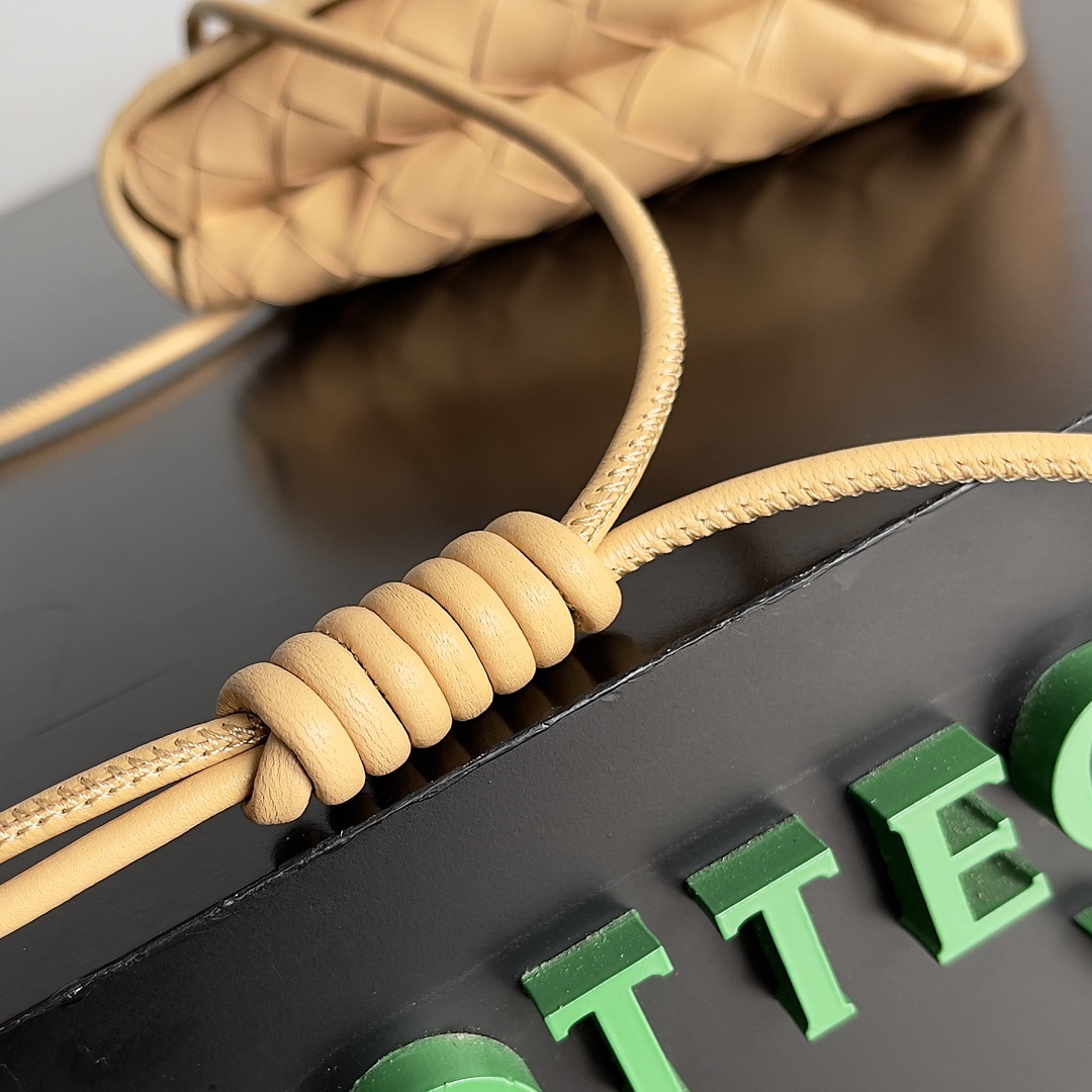 𝗕𝗼𝘁𝘁𝗲𝗴𝗮 𝗩𝗲𝗻𝗲𝘁𝗮———— BV is the king of cost-effectiveness💥, with woven texture➕super high-quality lambskin as always, with zippers and adjustable drawstrings, and it can hold anything in your belly💫It can hold anything, and it is very light in weight, suitable for girls of all ages🈴️ Style number: 741897 Size: 19*15*5.5cm - Image 4