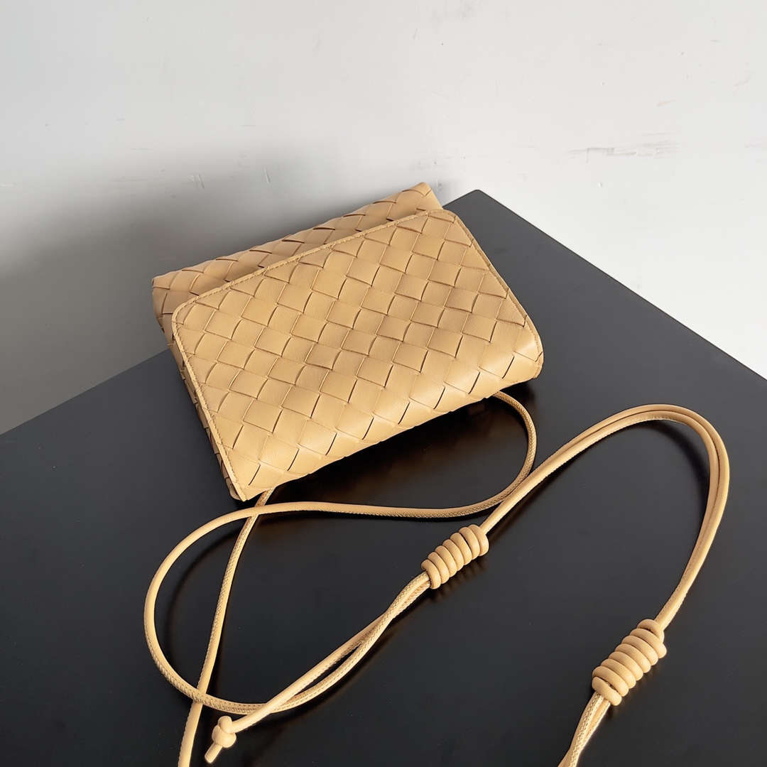 𝗕𝗼𝘁𝘁𝗲𝗴𝗮 𝗩𝗲𝗻𝗲𝘁𝗮———— BV is the king of cost-effectiveness💥, with woven texture➕super high-quality lambskin as always, with zippers and adjustable drawstrings, and it can hold anything in your belly💫It can hold anything, and it is very light in weight, suitable for girls of all ages🈴️ Style number: 741897 Size: 19*15*5.5cm - Image 5