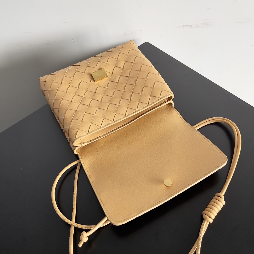 𝗕𝗼𝘁𝘁𝗲𝗴𝗮 𝗩𝗲𝗻𝗲𝘁𝗮———— BV is the king of cost-effectiveness💥, with woven texture➕super high-quality lambskin as always, with zippers and adjustable drawstrings, and it can hold anything in your belly💫It can hold anything, and it is very light in weight, suitable for girls of all ages🈴️ Style number: 741897 Size: 19*15*5.5cm - Image 6