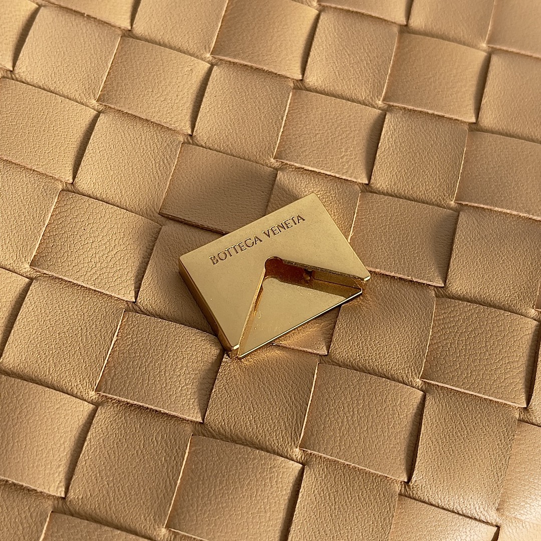 𝗕𝗼𝘁𝘁𝗲𝗴𝗮 𝗩𝗲𝗻𝗲𝘁𝗮———— BV is the king of cost-effectiveness💥, with woven texture➕super high-quality lambskin as always, with zippers and adjustable drawstrings, and it can hold anything in your belly💫It can hold anything, and it is very light in weight, suitable for girls of all ages🈴️ Style number: 741897 Size: 19*15*5.5cm - Image 7