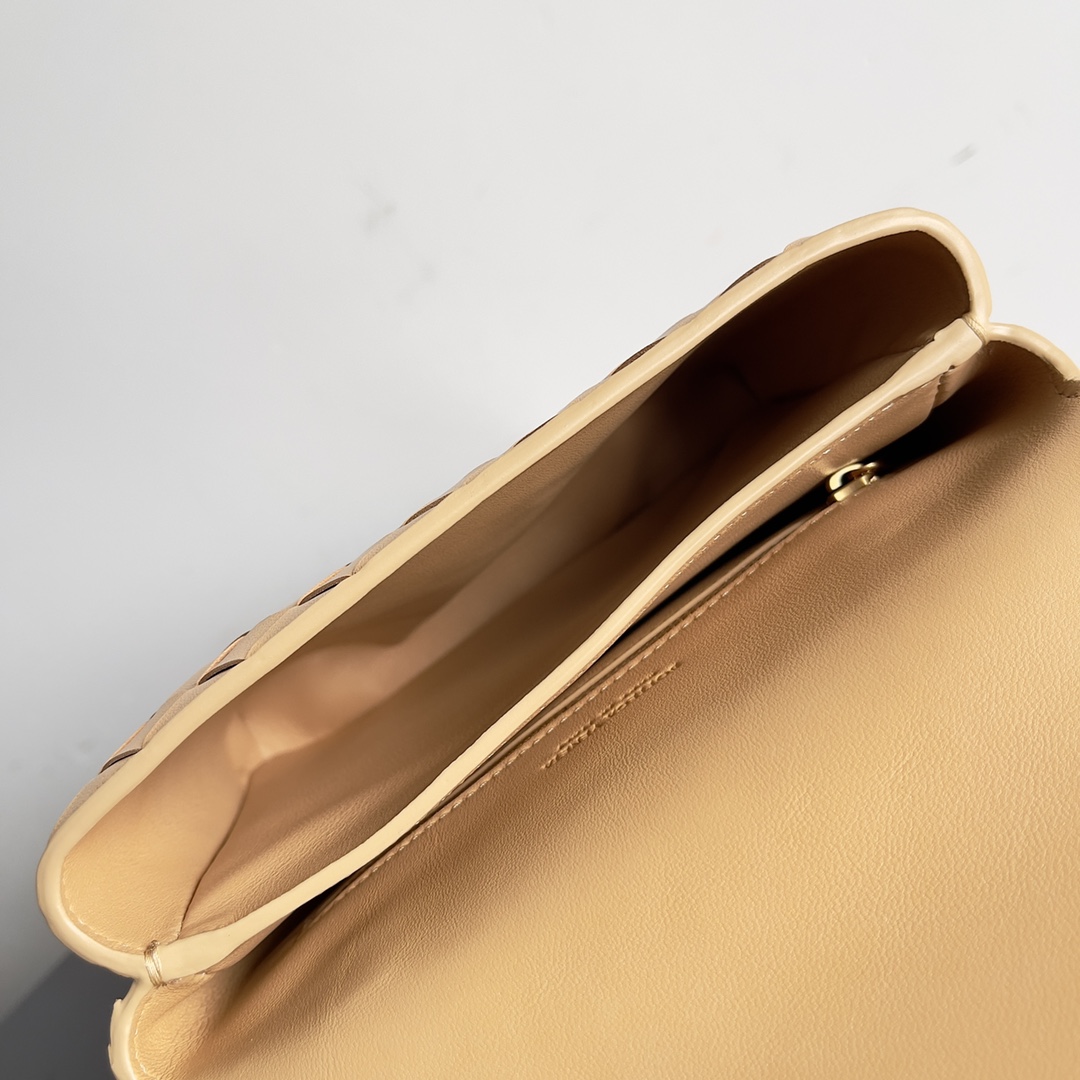 𝗕𝗼𝘁𝘁𝗲𝗴𝗮 𝗩𝗲𝗻𝗲𝘁𝗮———— BV is the king of cost-effectiveness💥, with woven texture➕super high-quality lambskin as always, with zippers and adjustable drawstrings, and it can hold anything in your belly💫It can hold anything, and it is very light in weight, suitable for girls of all ages🈴️ Style number: 741897 Size: 19*15*5.5cm - Image 9