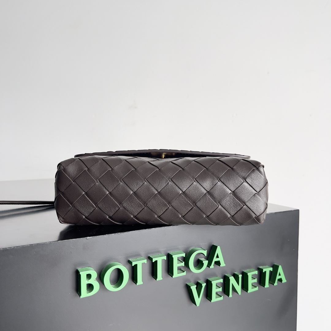 𝗕𝗼𝘁𝘁𝗲𝗴𝗮 𝗩𝗲𝗻𝗲𝘁𝗮———— BV is the king of cost-effectiveness💥, with woven texture➕super high-quality lambskin as always, with zippers and adjustable drawstrings, and it can hold anything in your belly💫It can hold anything, and it is very light in weight, suitable for girls of all ages🈴️ Style number: 741897 Size: 19*15*5.5cm - Image 3
