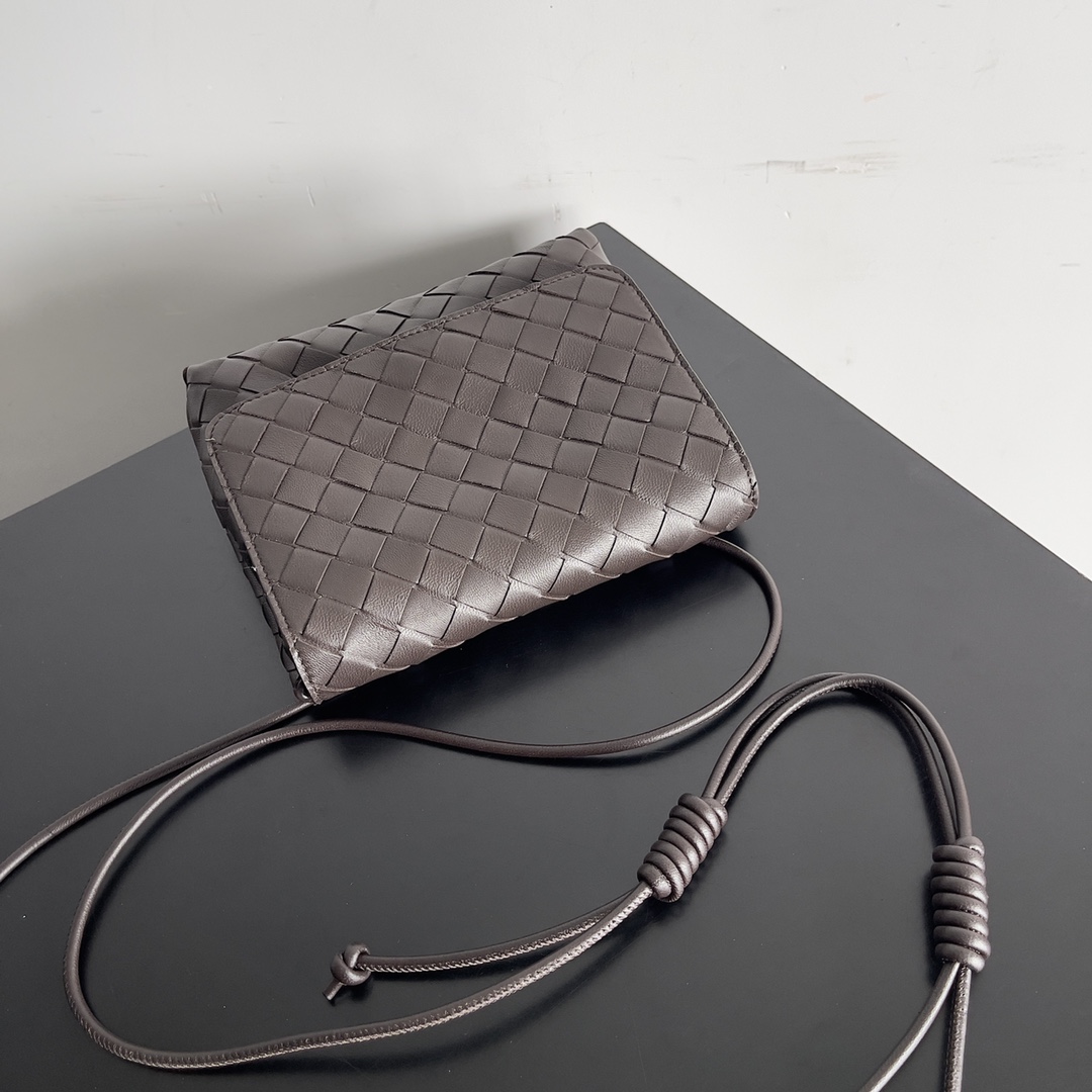 𝗕𝗼𝘁𝘁𝗲𝗴𝗮 𝗩𝗲𝗻𝗲𝘁𝗮———— BV is the king of cost-effectiveness💥, with woven texture➕super high-quality lambskin as always, with zippers and adjustable drawstrings, and it can hold anything in your belly💫It can hold anything, and it is very light in weight, suitable for girls of all ages🈴️ Style number: 741897 Size: 19*15*5.5cm - Image 5
