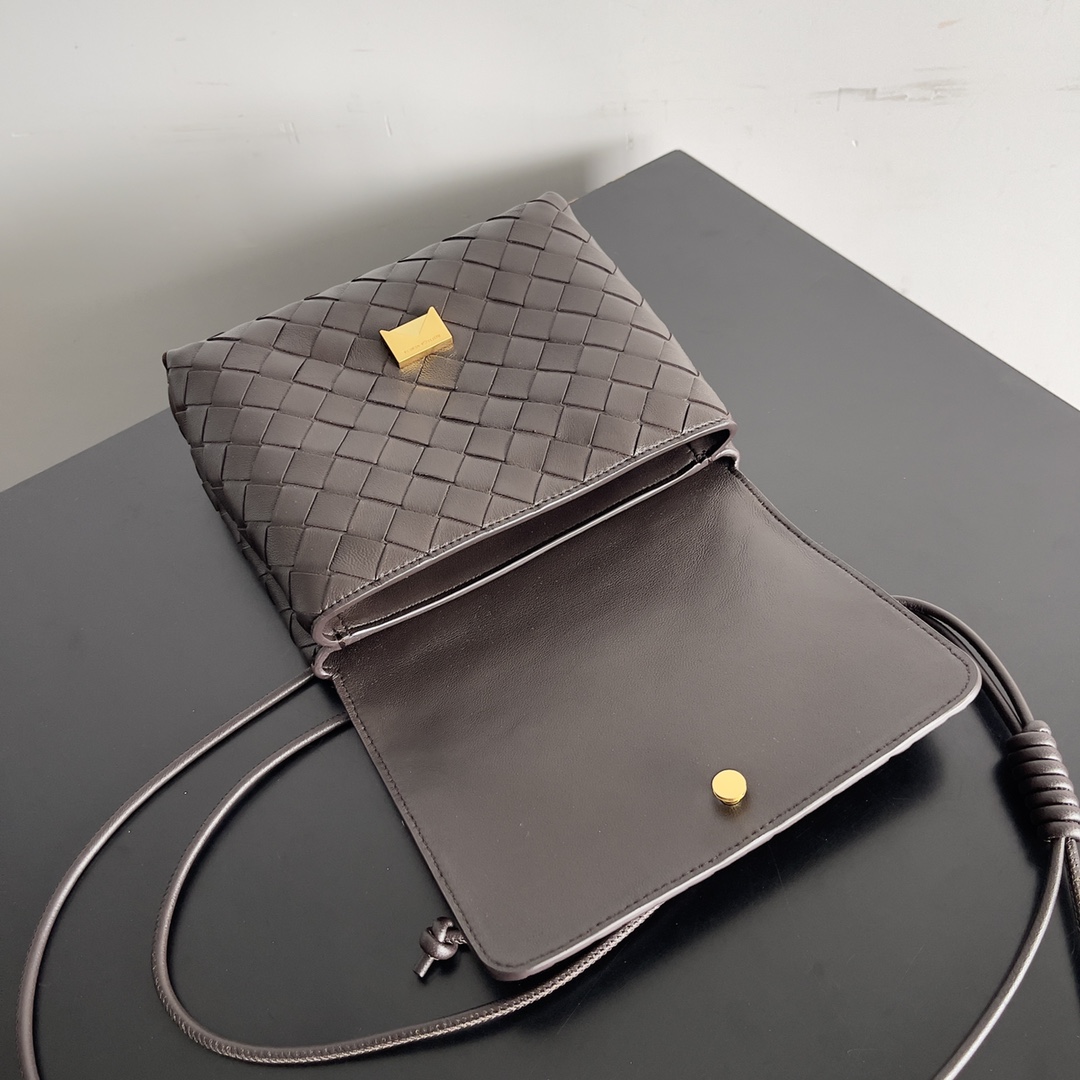 𝗕𝗼𝘁𝘁𝗲𝗴𝗮 𝗩𝗲𝗻𝗲𝘁𝗮———— BV is the king of cost-effectiveness💥, with woven texture➕super high-quality lambskin as always, with zippers and adjustable drawstrings, and it can hold anything in your belly💫It can hold anything, and it is very light in weight, suitable for girls of all ages🈴️ Style number: 741897 Size: 19*15*5.5cm - Image 6