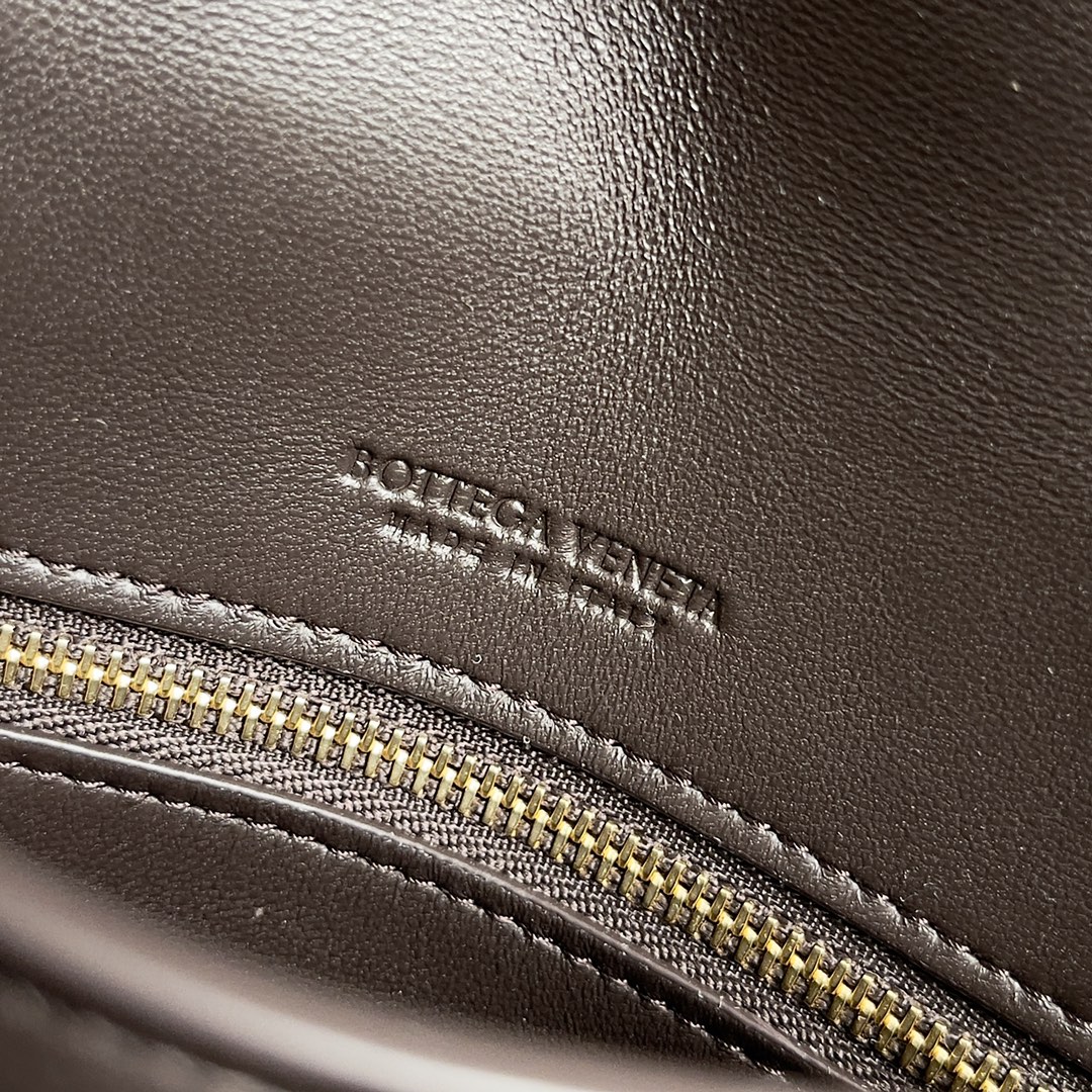 𝗕𝗼𝘁𝘁𝗲𝗴𝗮 𝗩𝗲𝗻𝗲𝘁𝗮———— BV is the king of cost-effectiveness💥, with woven texture➕super high-quality lambskin as always, with zippers and adjustable drawstrings, and it can hold anything in your belly💫It can hold anything, and it is very light in weight, suitable for girls of all ages🈴️ Style number: 741897 Size: 19*15*5.5cm - Image 8