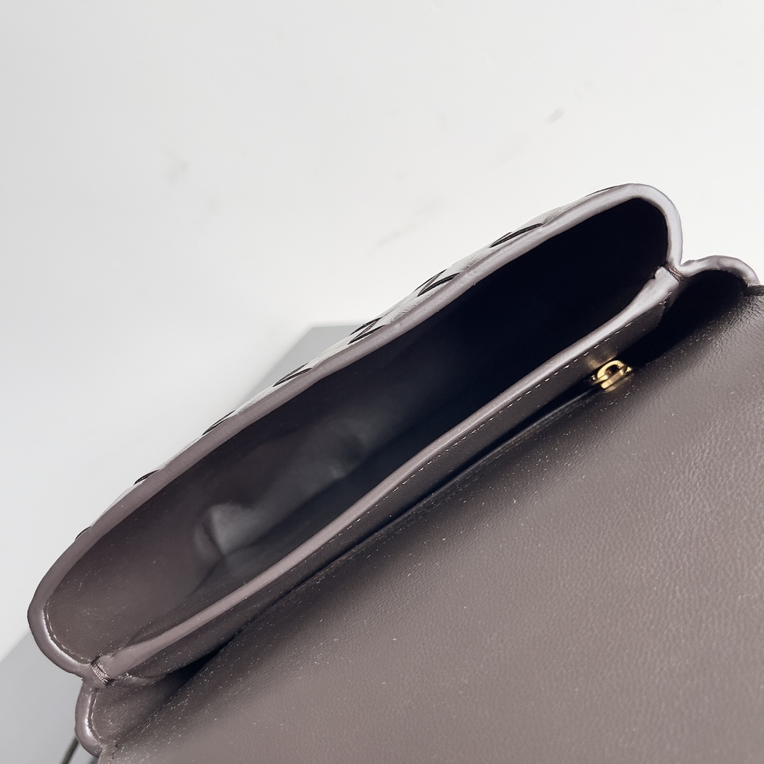 𝗕𝗼𝘁𝘁𝗲𝗴𝗮 𝗩𝗲𝗻𝗲𝘁𝗮———— BV is the king of cost-effectiveness💥, with woven texture➕super high-quality lambskin as always, with zippers and adjustable drawstrings, and it can hold anything in your belly💫It can hold anything, and it is very light in weight, suitable for girls of all ages🈴️ Style number: 741897 Size: 19*15*5.5cm - Image 9