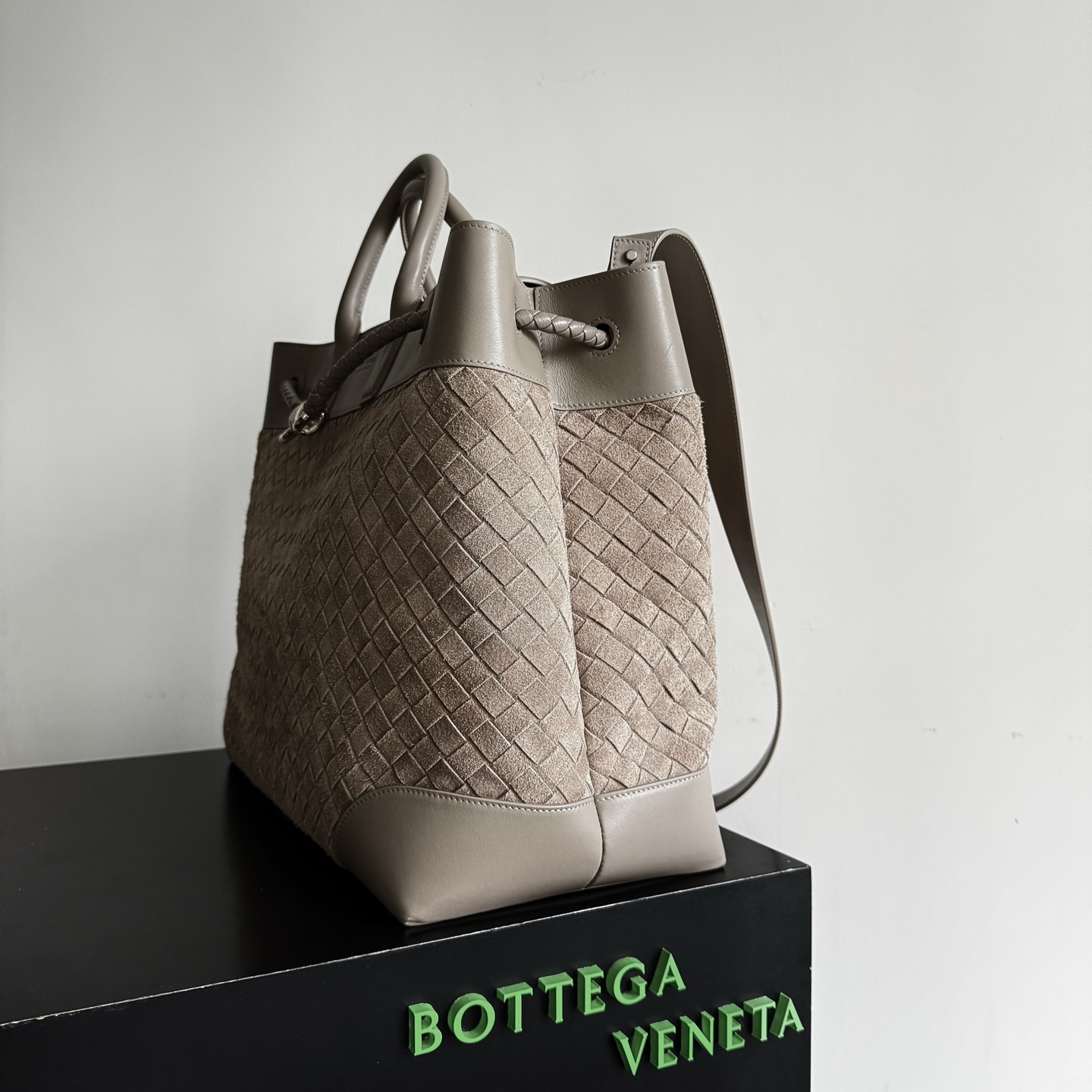 Bottega Veneta 2026 new Andiamo Voyager recommends this low-key luxury beast to you who are always looking for a big bag! Unobtrusive but super practical, it can easily solve the problems of being full of daily things and traveling on weekends - Image 2