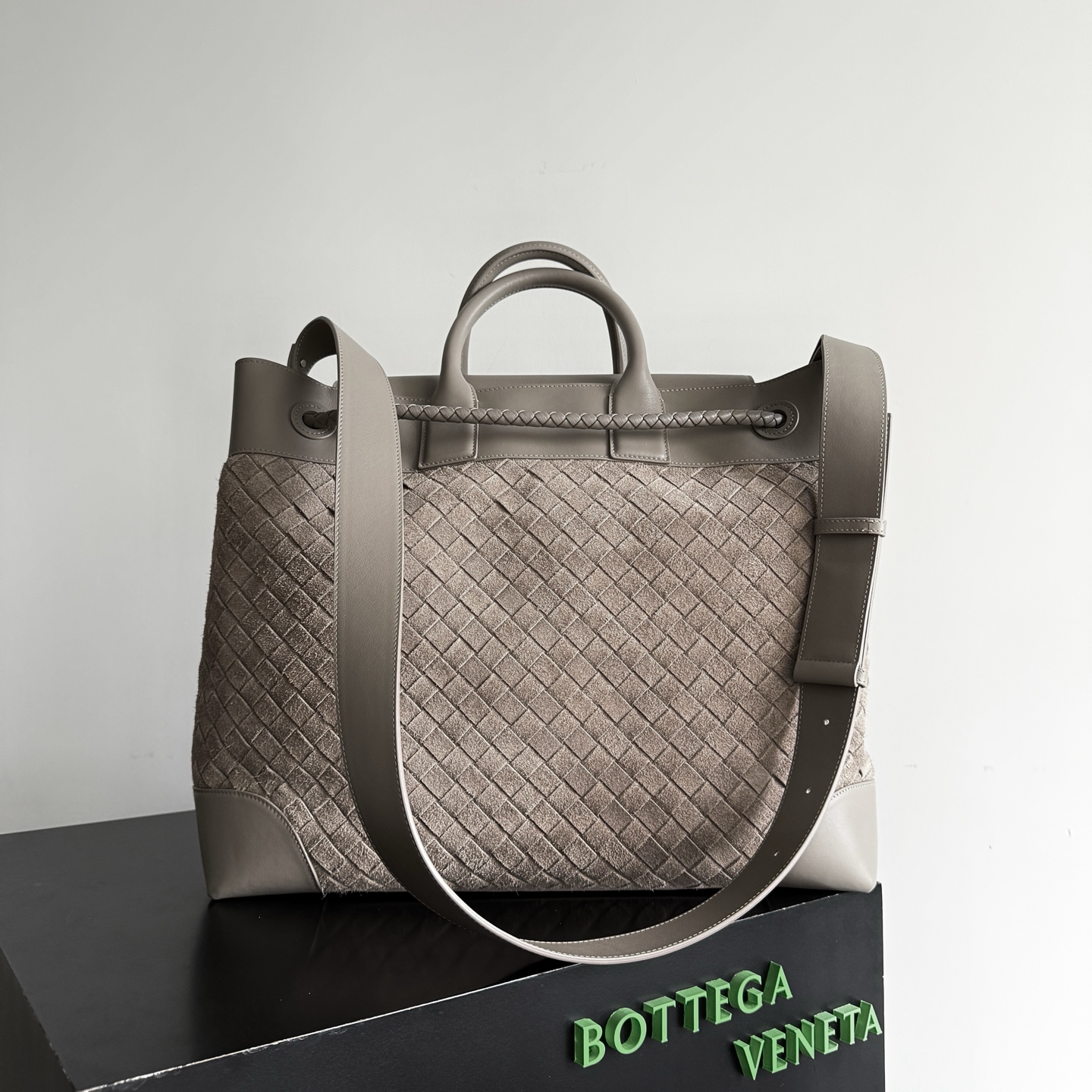 Bottega Veneta 2026 new Andiamo Voyager recommends this low-key luxury beast to you who are always looking for a big bag! Unobtrusive but super practical, it can easily solve the problems of being full of daily things and traveling on weekends - Image 3
