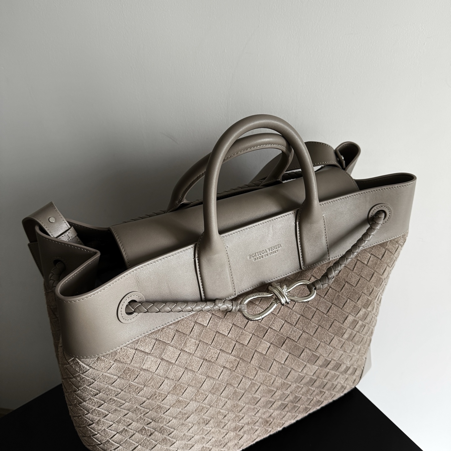 Bottega Veneta 2026 new Andiamo Voyager recommends this low-key luxury beast to you who are always looking for a big bag! Unobtrusive but super practical, it can easily solve the problems of being full of daily things and traveling on weekends - Image 4