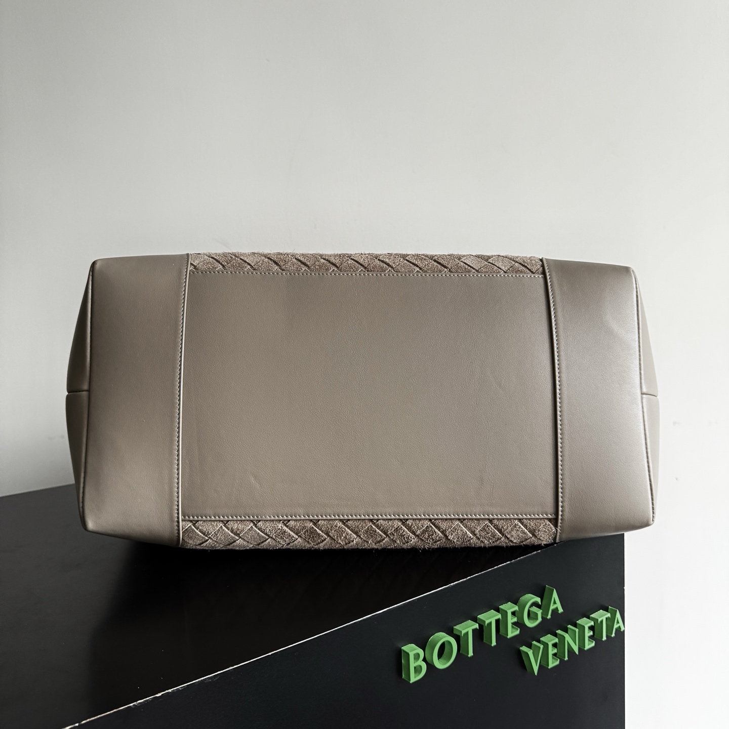 Bottega Veneta 2026 new Andiamo Voyager recommends this low-key luxury beast to you who are always looking for a big bag! Unobtrusive but super practical, it can easily solve the problems of being full of daily things and traveling on weekends - Image 6