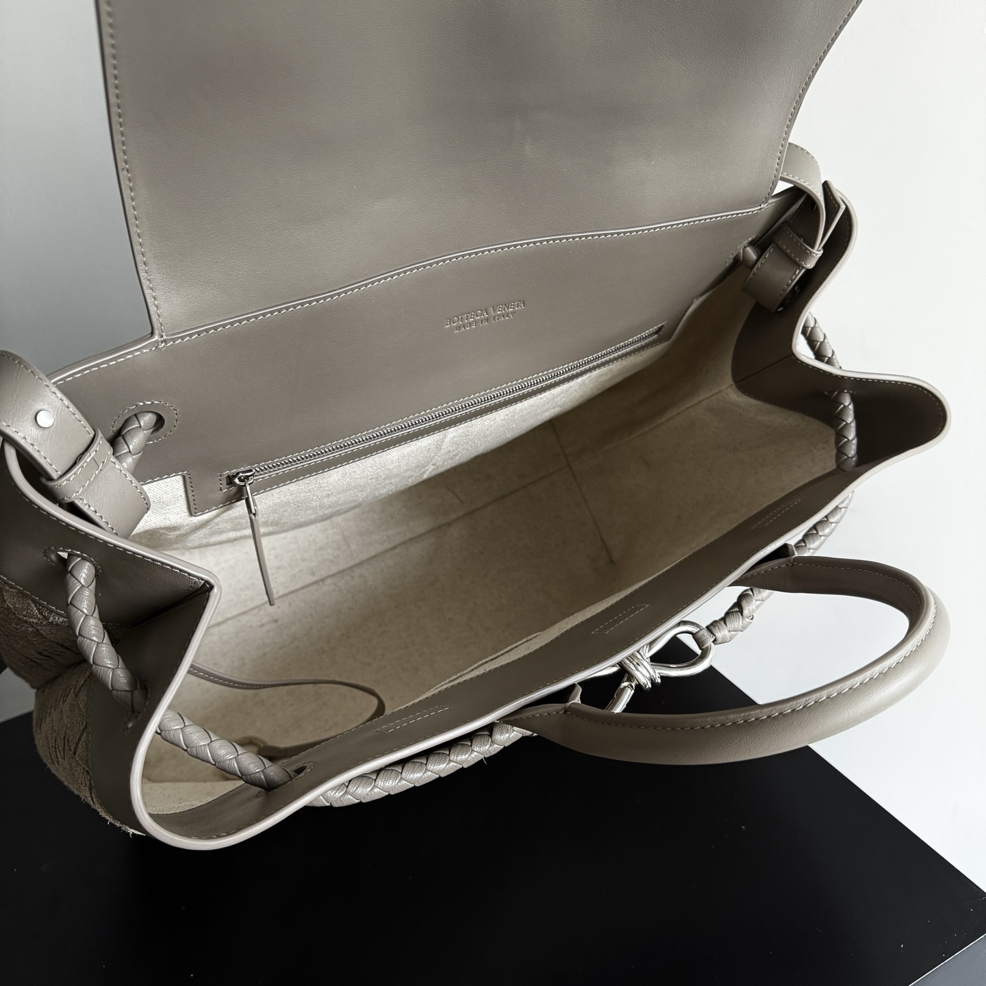 Bottega Veneta 2026 new Andiamo Voyager recommends this low-key luxury beast to you who are always looking for a big bag! Unobtrusive but super practical, it can easily solve the problems of being full of daily things and traveling on weekends - Image 7