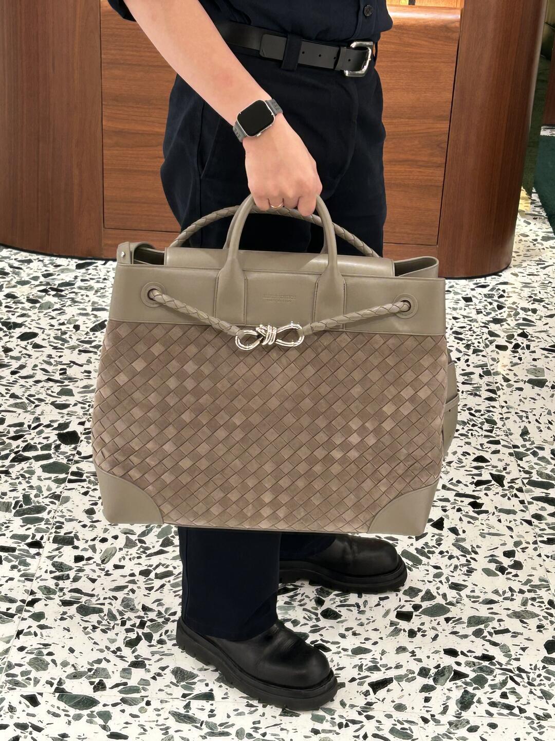 Bottega Veneta 2026 new Andiamo Voyager recommends this low-key luxury beast to you who are always looking for a big bag! Unobtrusive but super practical, it can easily solve the problems of being full of daily things and traveling on weekends - Image 10
