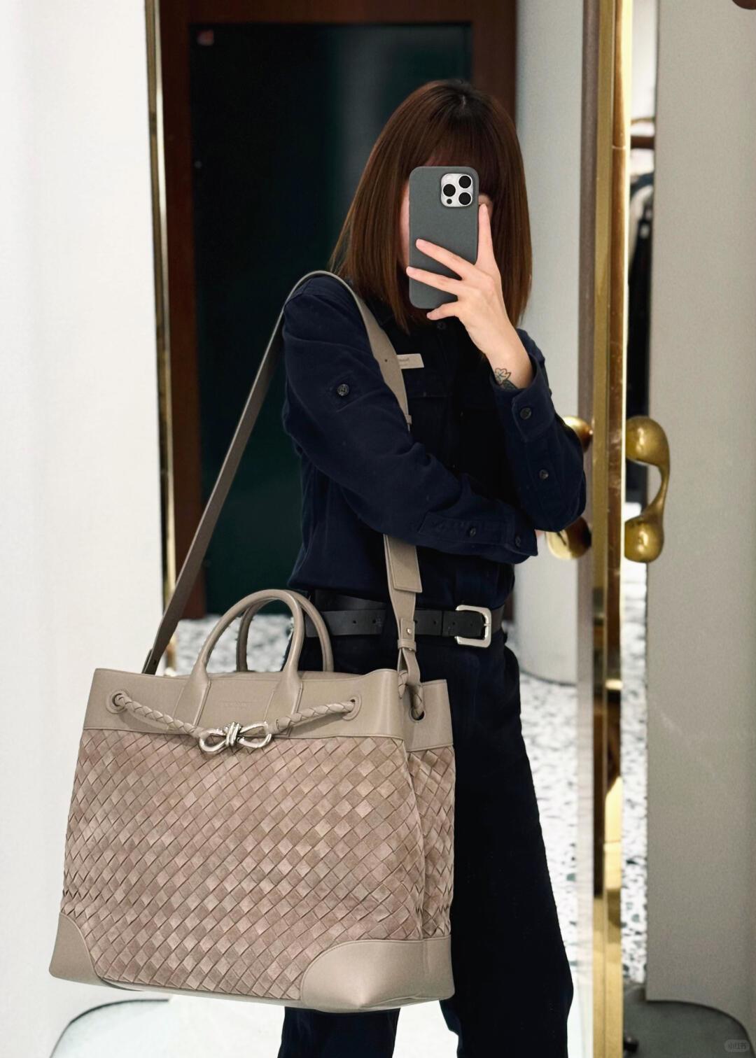 Bottega Veneta 2026 new Andiamo Voyager recommends this low-key luxury beast to you who are always looking for a big bag! Unobtrusive but super practical, it can easily solve the problems of being full of daily things and traveling on weekends - Image 13