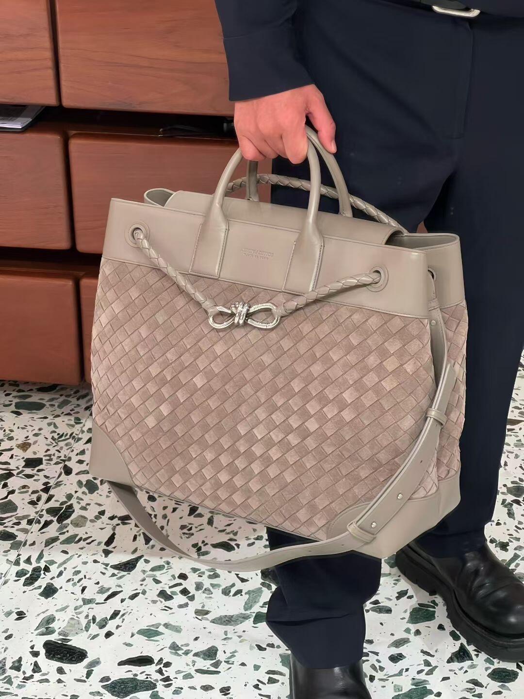 Bottega Veneta 2026 new Andiamo Voyager recommends this low-key luxury beast to you who are always looking for a big bag! Unobtrusive but super practical, it can easily solve the problems of being full of daily things and traveling on weekends - Image 16