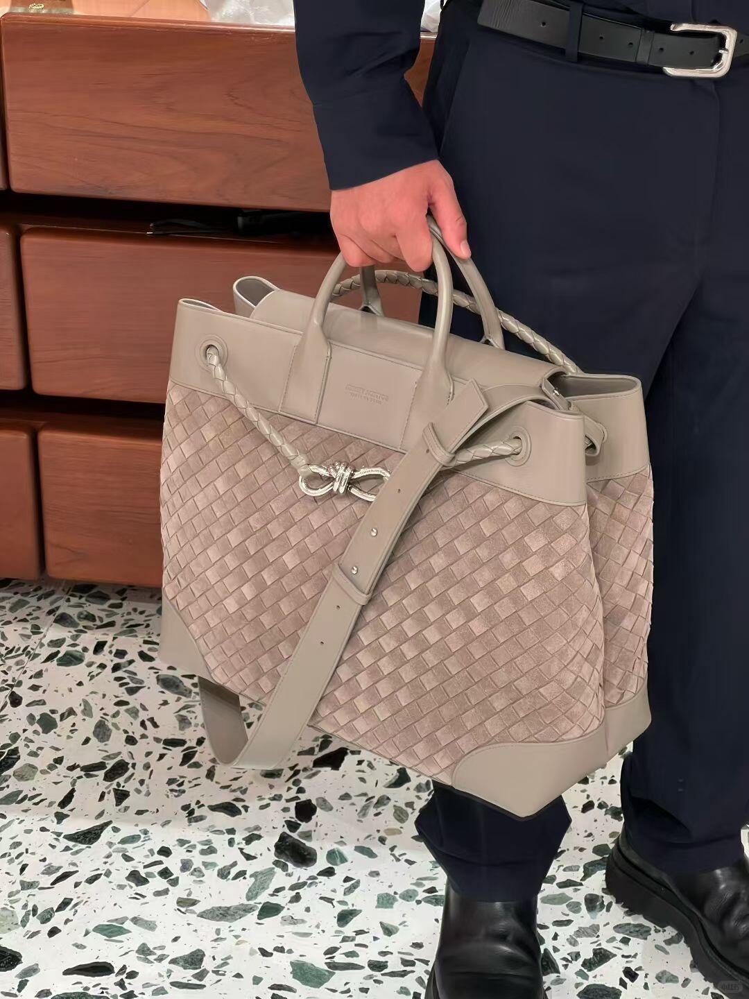 Bottega Veneta 2026 new Andiamo Voyager recommends this low-key luxury beast to you who are always looking for a big bag! Unobtrusive but super practical, it can easily solve the problems of being full of daily things and traveling on weekends - Image 17