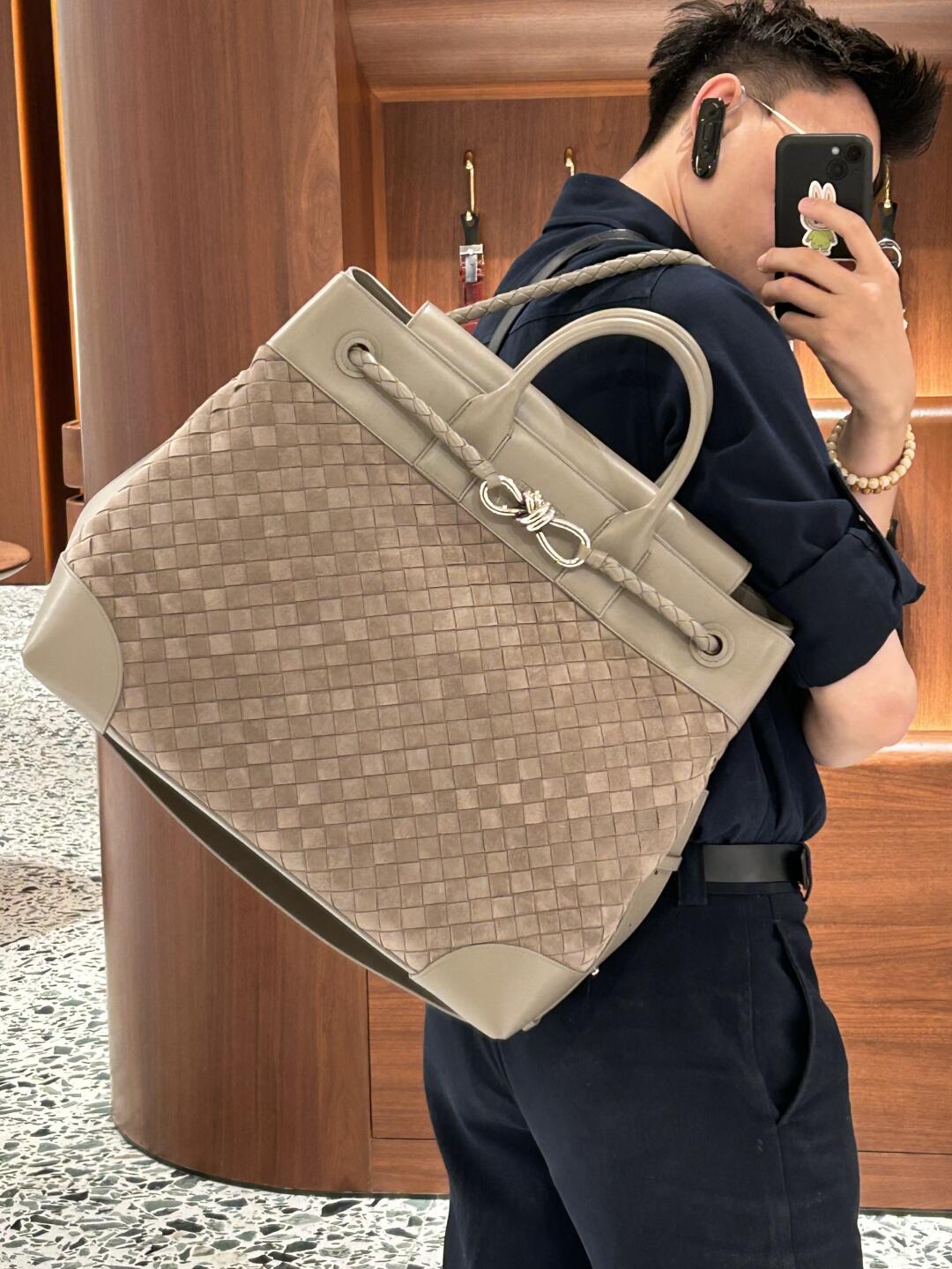 Bottega Veneta 2026 new Andiamo Voyager recommends this low-key luxury beast to you who are always looking for a big bag! Unobtrusive but super practical, it can easily solve the problems of being full of daily things and traveling on weekends - Image 18