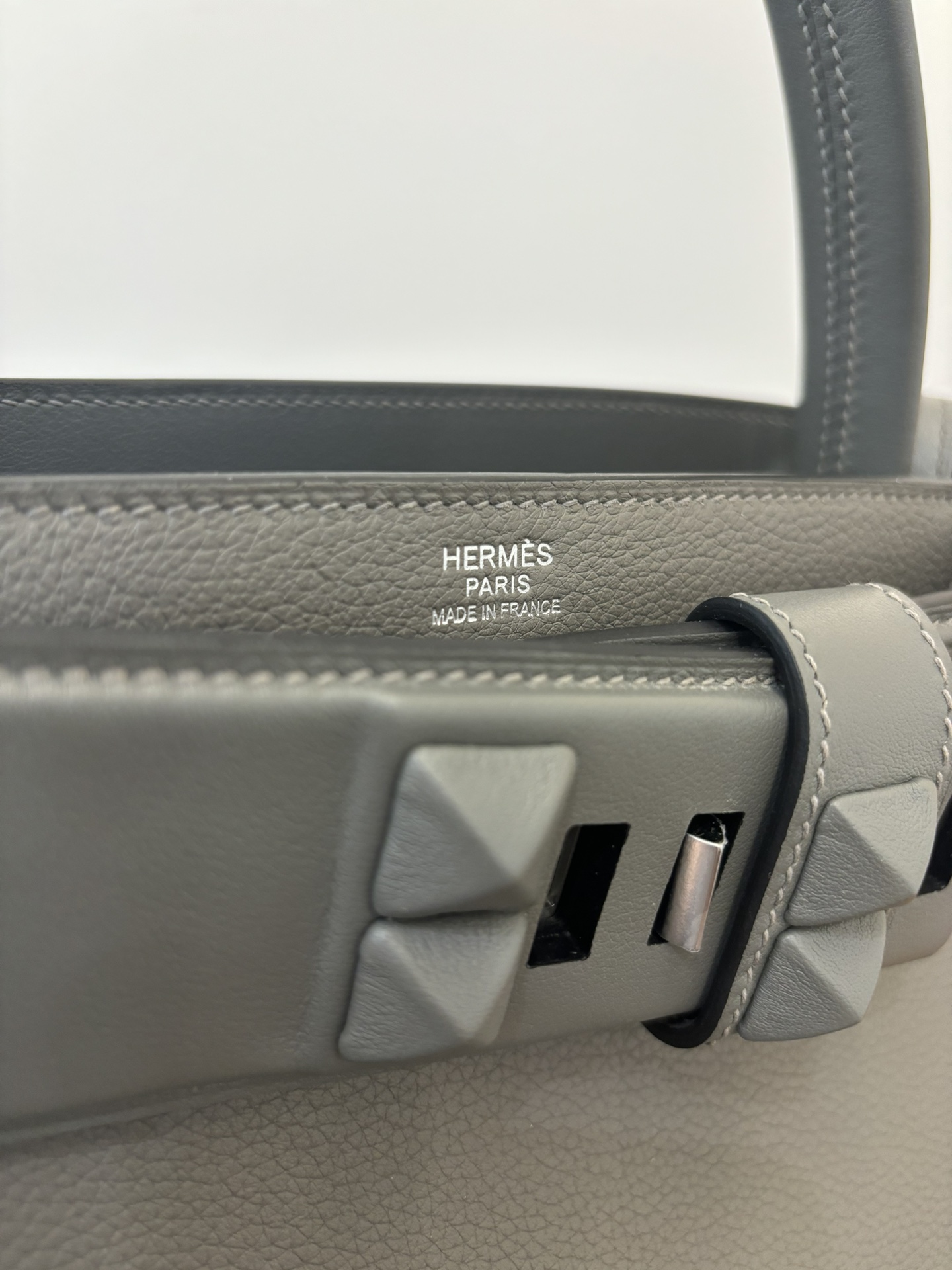 The new 27cm Medor bag is sewn with semi-handmade wax thread and has a bell-ring-inspired appearance - Image 7