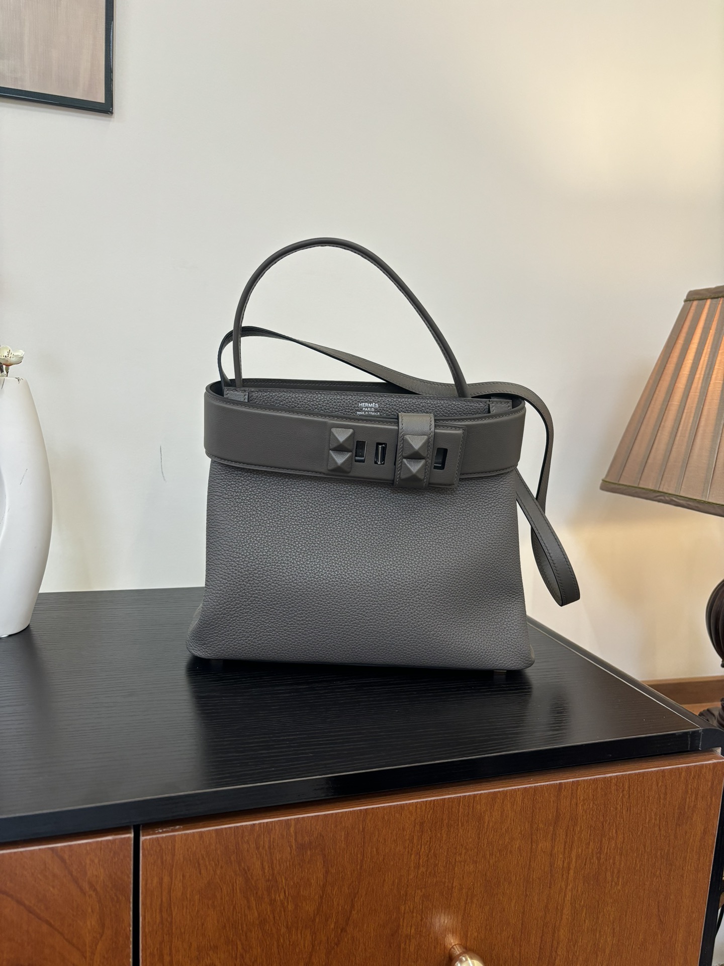 The new 27cm Medor bag is sewn with semi-handmade wax thread and has a bell-ring-inspired appearance