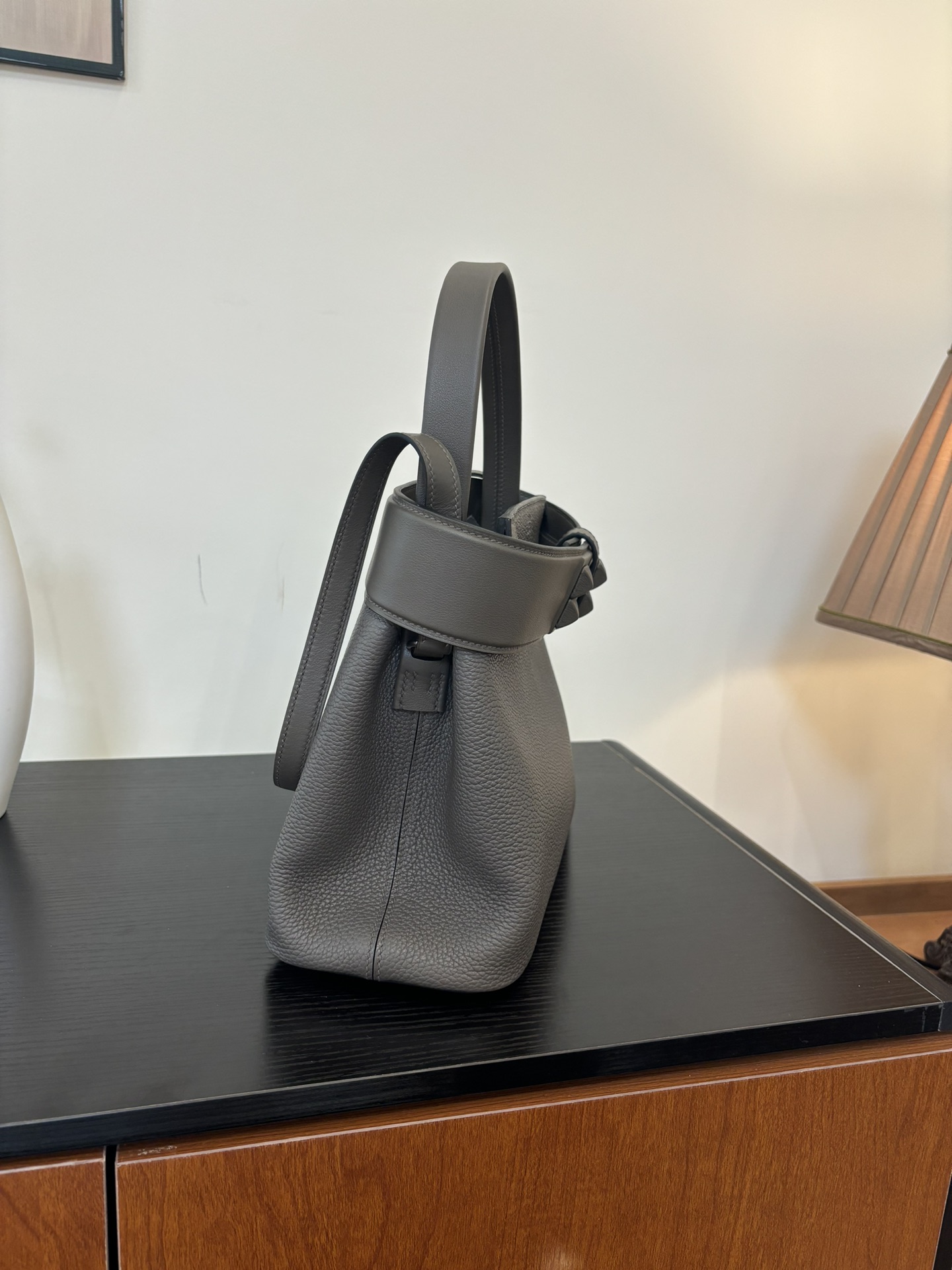 The new 27cm Medor bag is sewn with semi-handmade wax thread and has a bell-ring-inspired appearance - Image 2